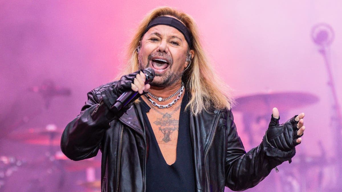 Vince Neil, Mötley Crüe, Las Vegas residency, medical procedure, postponement, Nikki Sixx, Tommy Lee, John 5, Dolby Live, September, Scottsdale Airport, plane crash, Dr. Feelgood, sağlık, gösteri, konser, ertelendi, Nikki Sixx, Tommy Lee, John 5, Eylül, Scottsdale Havaalanı, uçak kazası, Dr. Feelgood
