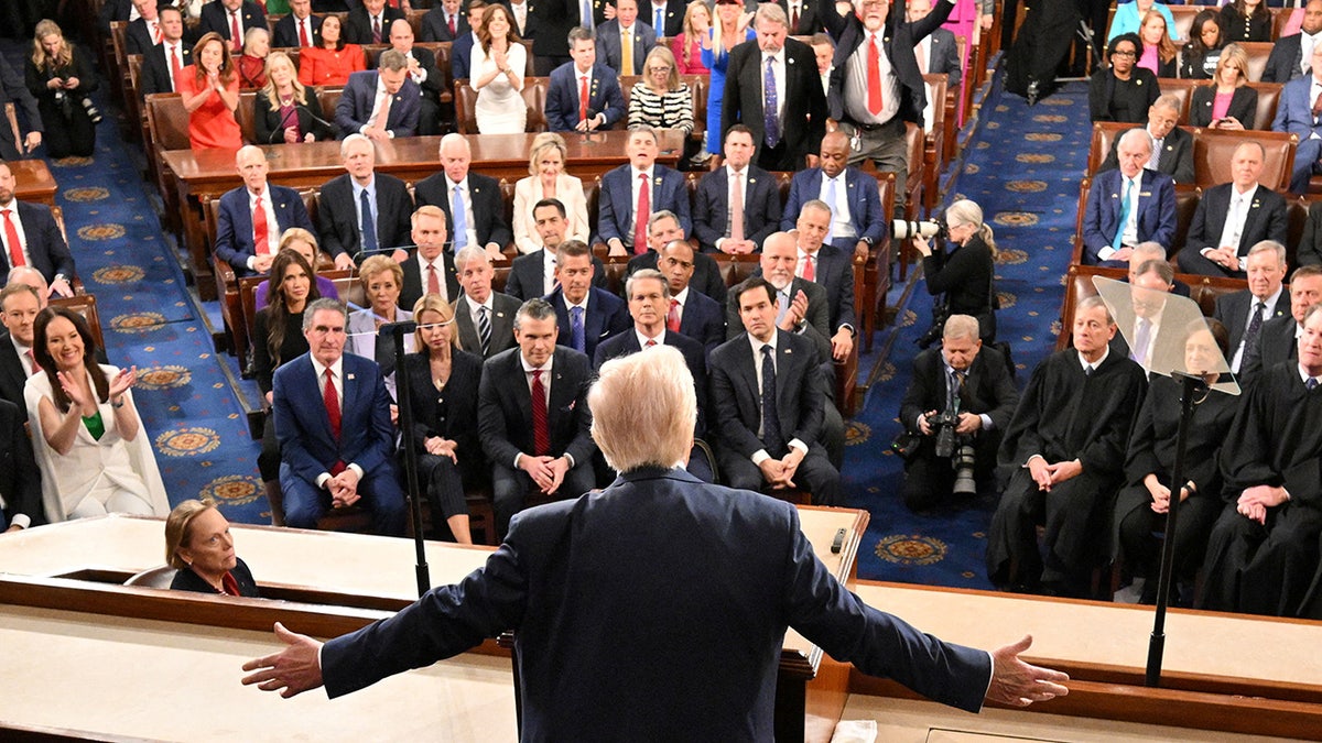 Donald Trump, Joe Biden, yumurta fiyatları, vergi indirimi, fazla mesai ücreti, sosyal güvenlik, bütçe açığı, Fox News, focus group, Lee Carter, Maslansky + Partners, enerji politikaları, petrol ve gaz, Demokratlar, Cumhuriyetçiler, bağımsızlar, tüketici fiyat endeksi, enflasyonla mücadele, Kongre konuşması
