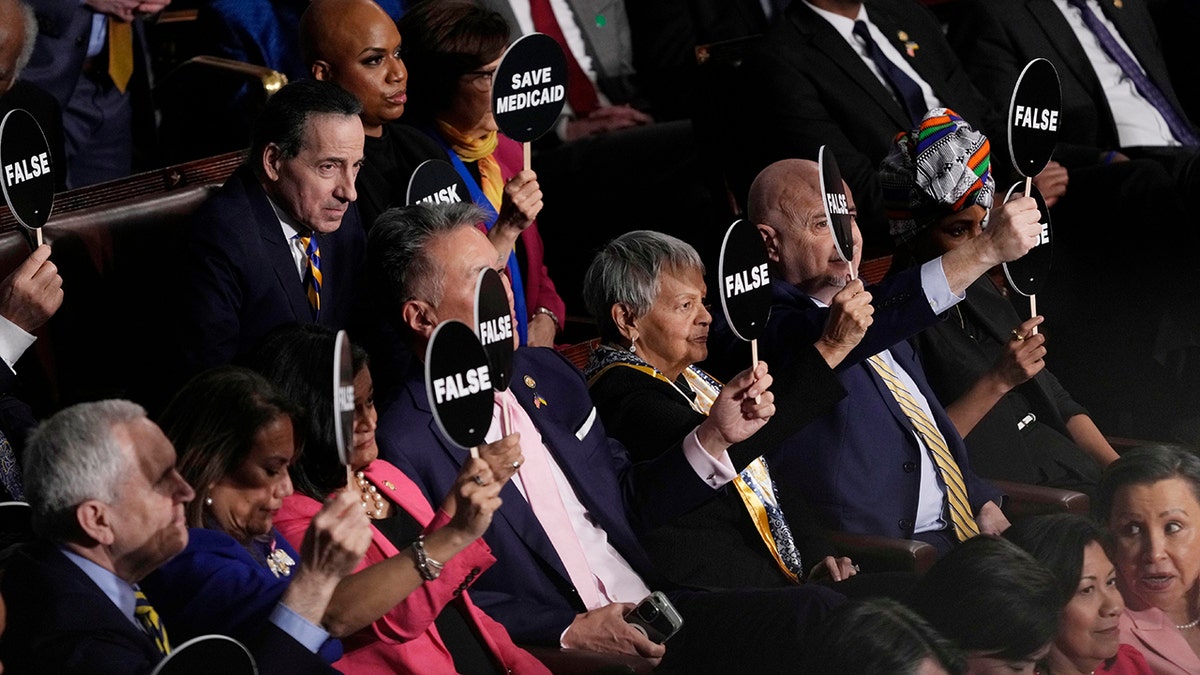 Başkan Donald Trump, Ortak Oturum Konuşması, Demokratlar, Jay Feely, Anketler, DJ Daniel, Beyin Kanseri, Temsilci Al Green, Siyasi Tepki, Kongre, Amerika