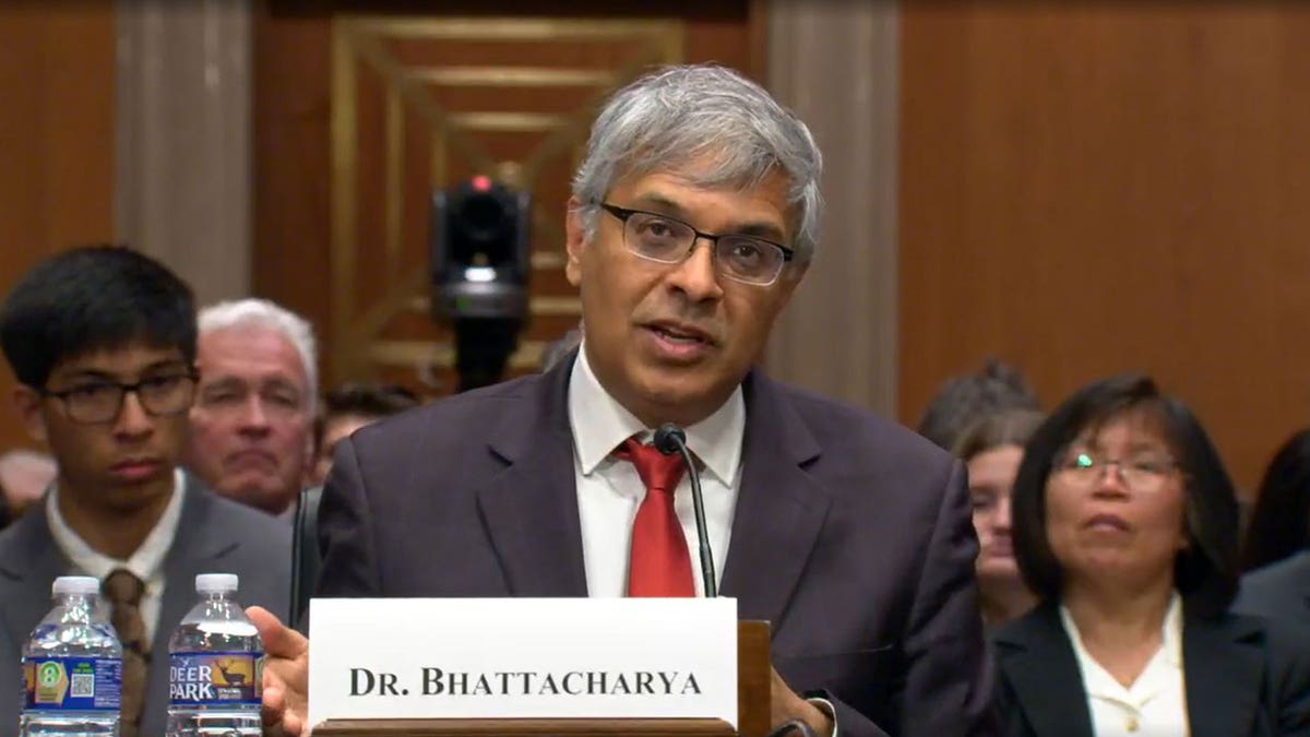 Donald Trump, Jay Bhattacharya, NIH Direktörü, Ulusal Sağlık Enstitüleri, onay oturumu, araştırma fonları, bütçe kesintisi, dolaylı maliyetler, sağlık araştırmaları, azınlık sağlığı, DEI, çeşitlilik, eşitlik, kapsayıcılık, Alzheimer hastalığı, bilimsel fikirler, sağlık eşitsizlikleri, aşılar, otizm, fetüs dokusu, araştırma portföyü, yenilikçi araştırmalar, genç araştırmacılar, Robert F. Kennedy Jr., Angela Alsobrooks, Ed Markey, Bill Cassidy, sağlık sonuçları, kamu sağlığı, şeffaflık
