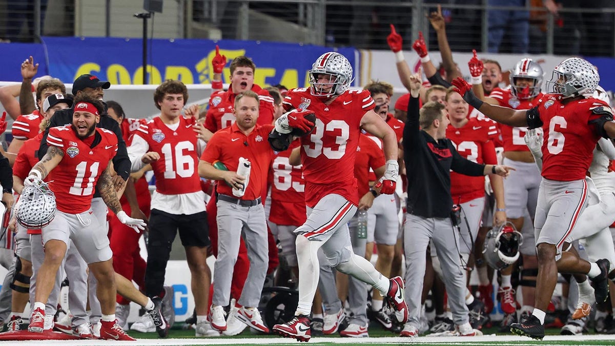 Ohio State yayın hakları, Bill DeMora, Ohio üniversiteleri yayınları, streaming servisleri, spor yayınları, Büyük Onluk Konferansı, Peacock, spor işletmeleri, öğrenci erişimi, televizyon yayınları, Big Ten yayın anlaşması, spor yayınları maliyeti, yayın kısıtlamaları, futbol yayınları, basketbol yayınları, kablolu televizyon, dijital yayıncılık, spor haberleri
