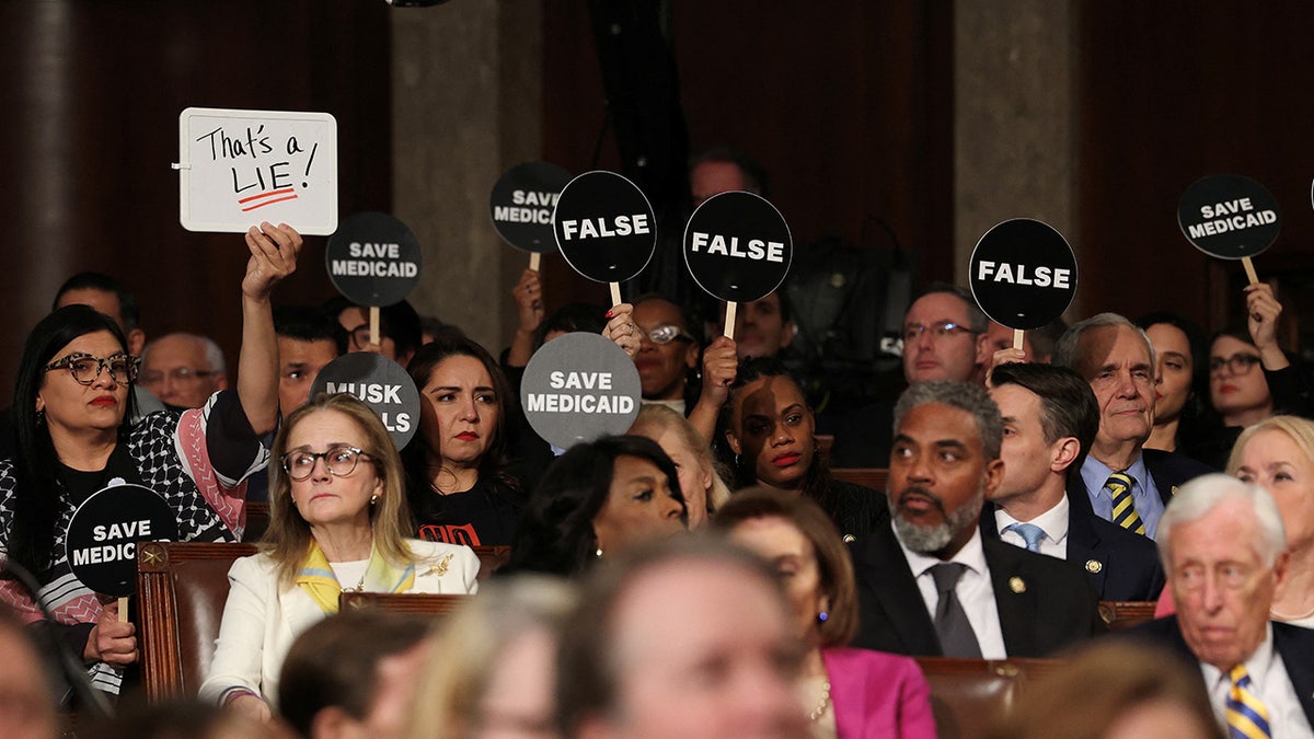 Mark Penn, Donald Trump, Demokratlar, Joe Biden, Kongre Konuşması, Anketler, Reytingler, Direniş, Alkışlamama, Elissa Slotkin, Ukrayna, Rusya, Ronald Reagan, Al Green, Azil, Gazze, Antisemitizm, DJ Daniel, Kanser, Katie Britt, Siyasi Analiz, Haberler, Fox News, Seçimler, ABD Siyaseti, Trump'ın Başarıları, Demokratların Düşüşü, Kamuoyu, İmaj, Amerika, Kongre, Siyasi Tartışma, Amerika Birleşik Devletleri