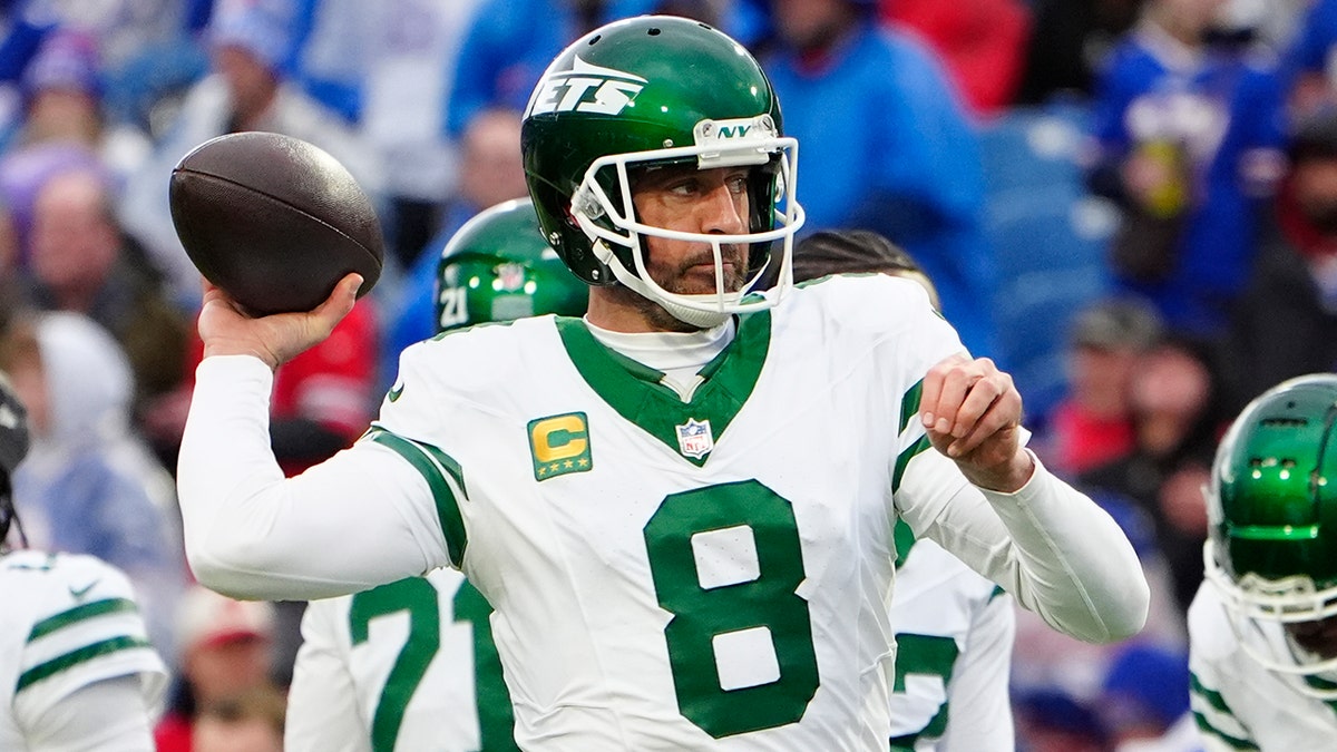 Here are some meta keywords in Turkish for the article, aiming for relevance and searchability:

Aaron Rodgers, serbest oyuncu, Las Vegas Raiders, Maxx Crosby, NFL, Amerikan futbolu, sakatlık, Aşil tendonu, transfer, dedikodu, quarterback, Gardner Minshew II, Aidan O'Connell, Desmond Ridder, AFC West, playoff, Derek Carr, spor haberleri, Fox News, Aaron Rodgers transferi, Aaron Rodgers Raiders, Aaron Rodgers sakatlık, NFL dedikoduları, Las Vegas Raiders haberleri
