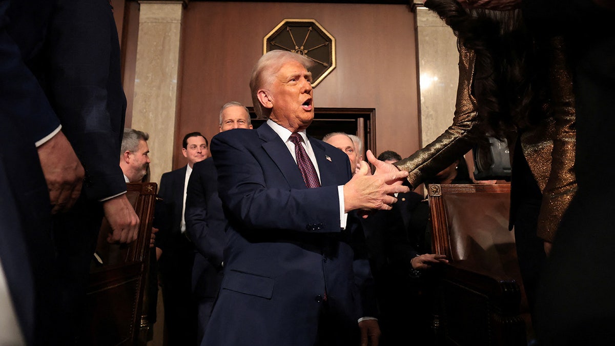 Başkan Donald Trump, federal çalışanlar, işe gelmeyenler, bataklığı kurutmak, federal çalışanlara satın alma teklifi, uzaktan çalışanlar, Amerikan Devlet Çalışanları Federasyonu, toplu sözleşme anlaşmaları, hükümet işleyişi, hükümet sendikaları, federal işgücü, işten ayrılma, yönetim direktifleri, işe dönüş zorunluluğu, Trump yönetimi, Biden yönetimi, toplu istifa, kadro azaltma, devlet memurları, ABD Kongresi
