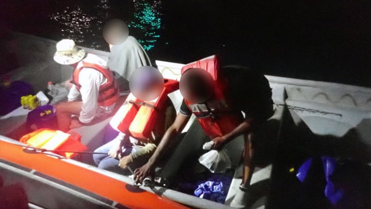 Rusya vatandaşları, Dominik Cumhuriyeti göçmenleri, ABD Sahil Güvenliği, yasadışı göç, sınır devriyesi, tutuklama, sınır dışı, Puerto Rico, Aguadilla, panga teknesi, ICE, Göçmenlik ve Gümrük Muhafaza, Donald Trump, sınır güvenliği, suç kaydı, yasadışı giriş girişimi

