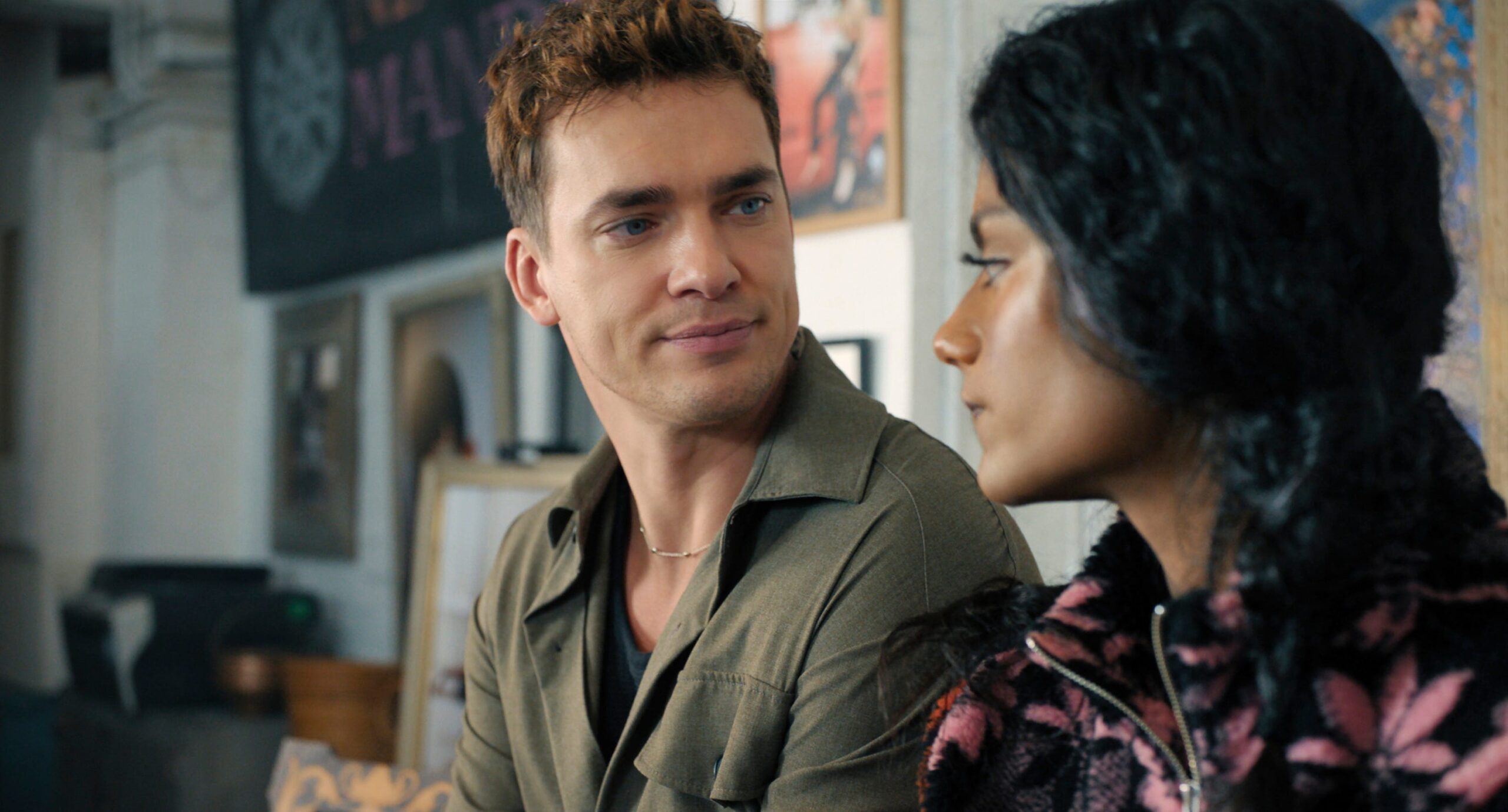 Simone Ashley, Hero Fiennes Tiffin, Picture This, Amazon Prime, rom-com, romantik komedi, cringe-canon, cringe-core, Falling Inn Love, The Kissing Booth, Bridgerton, Netflix, film incelemesi, film eleştirisi, movie review, enemies-to-lovers, zorunlu yakınlık, eski aşk, trope, Pia, Charlie, evlilik, düğün, sanat stüdyosu, kadın güçlenmesi, kadınlara dayatılan zaman çizelgesi, mutlu son, meta keyword, anahtar kelime, meta etiket
