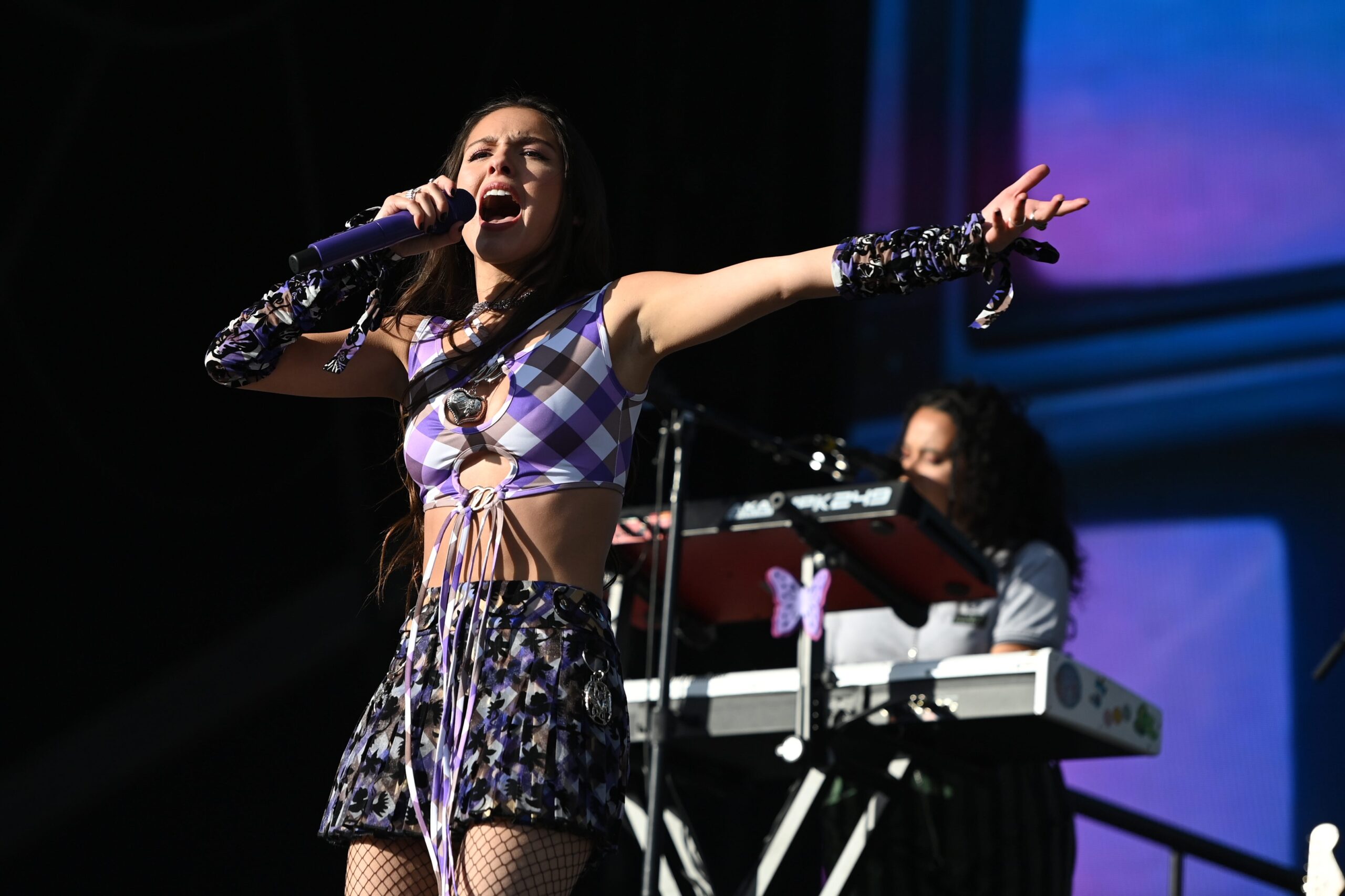 Glastonbury Festivali, Müzik Festivali, İngiltere, Neil Young, Olivia Rodrigo, The 1975, Alanis Morissette, Busta Rhymes, Gracie Abrams, Charli XCX, John Fogerty, Brandi Carlile, Weezer, Rod Stewart, Glastonbury 2025, Biletler, Konser, Etkinlik, Müzik, Sanatçılar, Haberler, Roe v. Wade, Lily Allen, Dua Lipa, Coldplay, SZA, Cyndi Lauper, Janelle Monáe, Shania Twain, Festival kadrosu, Performanslar, Canlı müzik, Pop müzik, Rock müzik, Country müzik, Hip hop müzik
