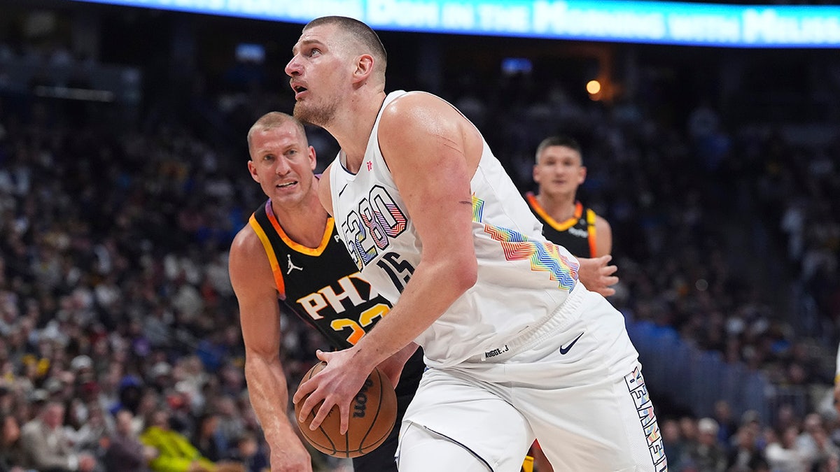 Nikola Jokic, Denver Nuggets, 30-20-20 triple-double, NBA, basketbol, rekor, Phoenix Suns, Michael Malone, Christian Braun, spor, Fox News, MVP, istatistikler, Aaron Gordon, 2024-25 NBA MVP, Nikola Jokic reaksiyonu
