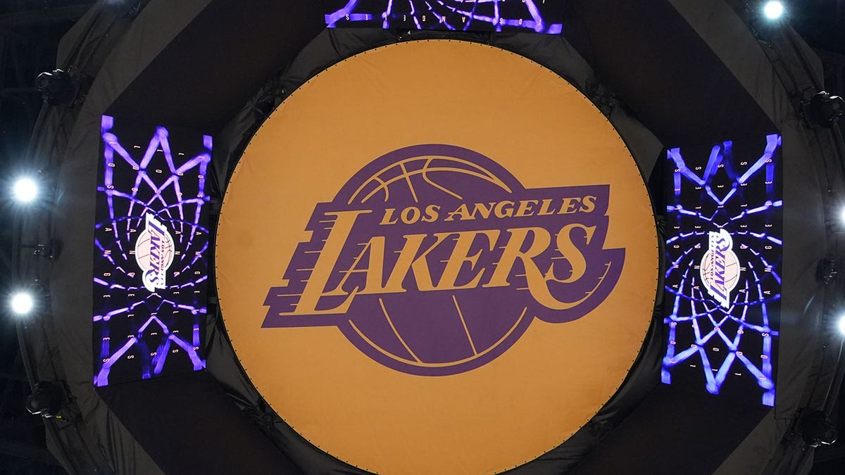 Los Angeles Lakers, Mike Bell, yarı saha atışı, $100.000, düğün, balayı, tasarruf, Kobe, ayakkabı, ünlüler, Floyd Mayweather, Spike Lee, Puka Nacua, Fox News, NBA, Nikola Jokic, Nuggets, Suns, overtime, kutlama, Go Lakers, eş, hediye

