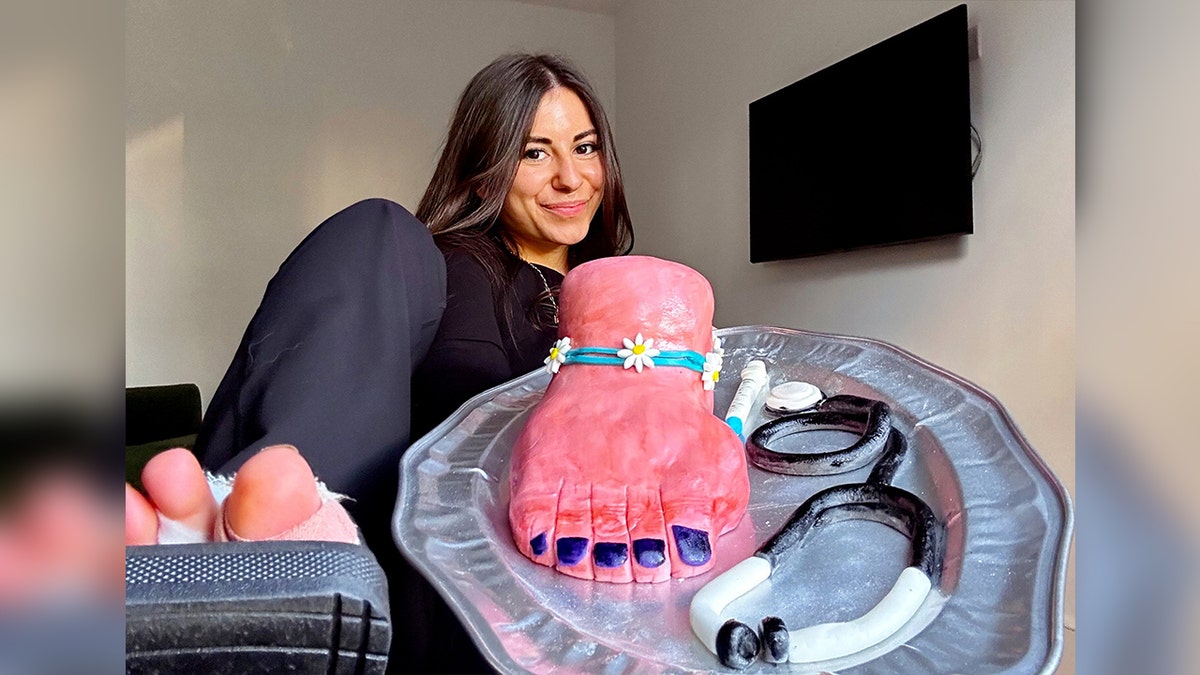 bunion cake, ayak şekilli pasta, ameliyat sonrası kutlama, Claudia Shead, doğum günü pastası, ayak sağlığı, bunyon tedavisi, Madeira cake, İngiltere, Londra, Fox News Lifestyle, ayak deformitesi, beyaz çikolata, sürpriz doğum günü, eğlenceli pasta, tıbbi pasta, ameliyat pastası, komik pasta
