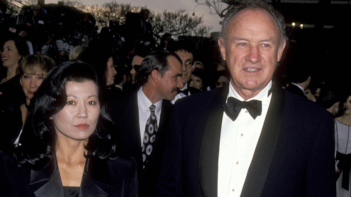 Gene Hackman, Betsy Arakawa Hackman, ölüm, ölüm nedenleri, Sante Fe, New Mexico, Adan Mendoza, soruşturma, Heather Jarrell, hipertansif ateroskleroz kardiyovasküler hastalık, Alzheimer hastalığı, hantavirüs pulmoner sendromu, kemirgenler, Zinna, köpek, nekropsi, cep telefonu kayıtları, ölüm zaman çizelgesi, Gruda Veteriner Kliniği, Sprouts çiftçi pazarı, CVS Eczanesi, Erin Phipps, New Mexico Eyalet Veterineri, şüpheli ölüm
