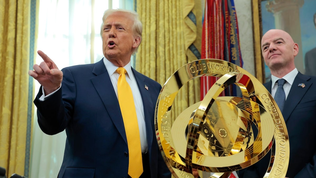 Donald Trump, 2026 Dünya Kupası, Kanada, Meksika, Ticaret gerginlikleri, Tarifeler, NHL, Milli marşlar, Yuhalama, Pat McAfee, Jesse Marsch, Wayne Gretzky, ABD-Kanada ilişkileri, Siyasi gerginlik, Spor, FIFA, Gianni Infantino

