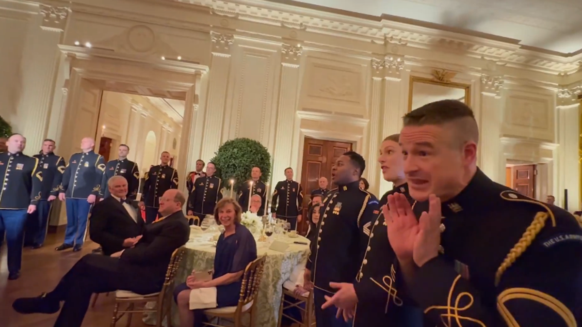 Beyaz Saray, müzik, müzisyenler, şarkıcılar, besteciler, başkanlar, John F. Kennedy, Donald J. Trump, müzikaller, Jacqueline Kennedy, Camelot, Melania Trump, sosyal medya, valiler, Ulusal Valiler Birliği, ABD Ordusu Korosu, Tanrı ABD'yi Kutsasın, Les Misérables, Lyndon B. Johnson, Nixon, Valiler Balosu, Pearl Bailey, Gerald Ford, Betty Ford, Jimmy Carter, Beverly Sills, Merry Widow, George W. Bush, Laura Bush, Vince Gill, Amy Grant, Barack Obama, Michelle Obama, Gladys Knight, Dianne Reeves, Earth, Wind & Fire, YMCA, Phantom of the Opera, Beyaz Saray Paskalya Yumurtası Yuvarlama, Amerika Birleşik Devletleri askeri müzisyenleri
