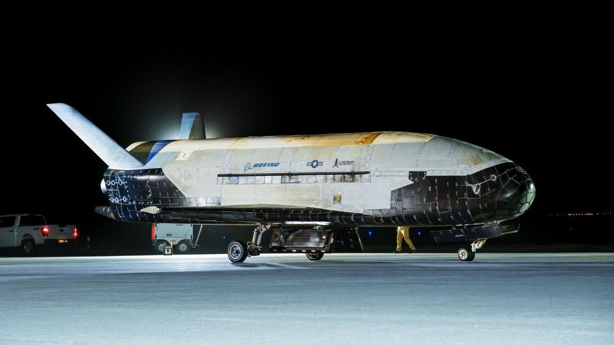 X-37B, Uzay Uçağı, ABD Uzay Kuvvetleri, Gizli Görev, Yörünge, Vandenberg Uzay Kuvvetleri Üssü, SpaceX, Falcon Heavy Roketi, Aerobraking, Uzay Alanı Farkındalığı, Test, Deney, Yüksek Eliptik Yörünge, Manevra Kabiliyeti, Yakıt Verimliliği, Dünya Atmosferi, Alçak Dünya Yörüngesi, Misyon 7, Gen. Chance Saltzman, Lt. Col. Blaine Stewart, Uzay Operasyonları, Yenilikçi Uzay Operasyonları, Uzay Ortamı, Uzay Teknolojisi, Gizemli Uçak, İnsansız Uçak, Yeniden Kullanılabilir Uçak, Güneş Enerjili Uçak, Sınıflandırılmış Yükler, Uzaydan Fotoğraf, Dünya Fotoğrafı
