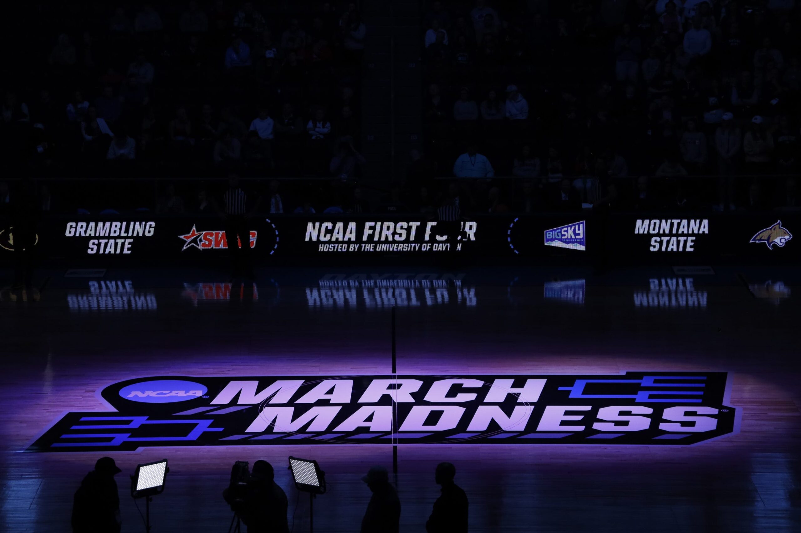 March Madness, NCAA Basketbol Turnuvası, Seçim Pazarı, Naismith Kupası, 68 Takım, NCAA Seçim Komitesi, At-Large Takımlar, Otomatik Katılımcılar, Bracket Oluşturma, Maç Eşleşmeleri, Güçlü Program, Galibiyet Kalitesi, İstatistiksel Performans, Konferans Komiserleri, Atletizm Direktörleri, Seçim Komitesi Üyeleri, Selection Sunday Gösterisi, CBS, March 16, 6 p.m. ET
