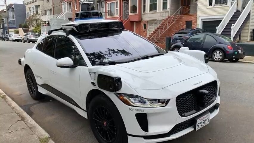 otonom araçlar, sürücüsüz arabalar, AAA anketi, araç güvenliği, robotaksi, ileri sürüş destek sistemleri, otomatik acil frenleme, şerit takip asistanı, tüketici güveni, araç teknolojisi, Massachusetts, Tesla robotaksi, Austin, Las Vegas, San Francisco, Phoenix, Los Angeles
