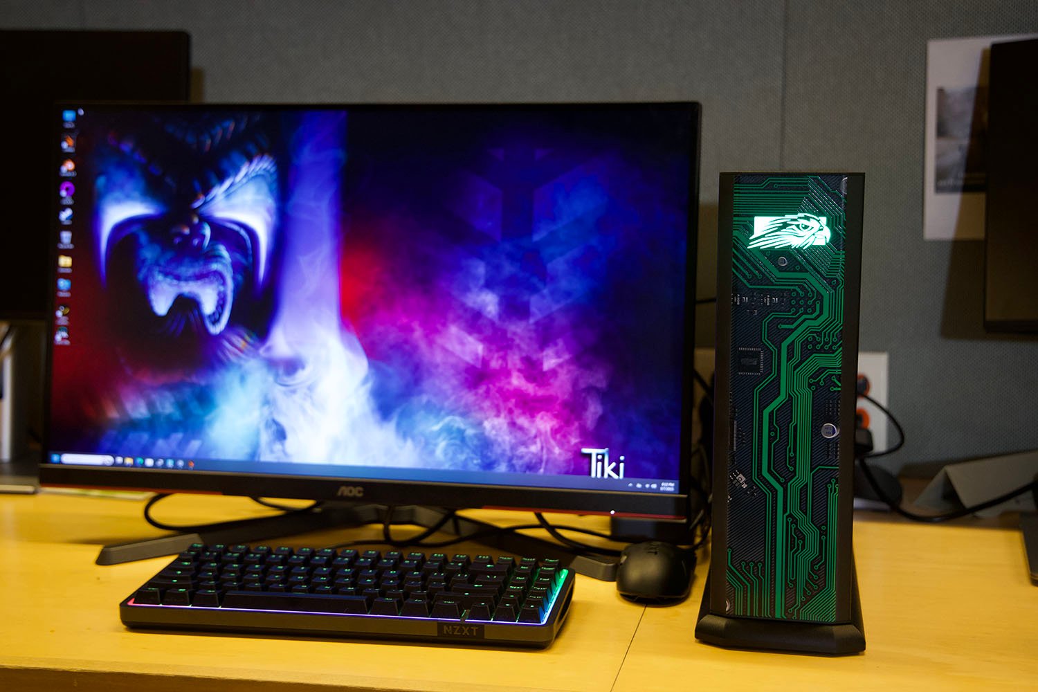 Oyun masaüstü bilgisayarı, kompakt oyun bilgisayarı, SFF oyun bilgisayarı, Falcon Northwest Tiki, Intel Core Ultra 9, Nvidia RTX 5080, oyun performansı, bilgisayar incelemesi, küçük form faktörü, yüksek performanslı bilgisayar, özel UV baskı, oyun bilgisayarı fiyatı, Cyberpunk 2077, Black Myth Wukong, Hitman 3, DLSS, Ray Tracing, PCMark 10, Geekbench 6, Cinebench 2024, Blender, video transkodlama, bilgisayar bileşenleri, gaming PC, compact gaming PC, small form factor gaming PC, Falcon Northwest, Intel, Nvidia, PC review, high-performance PC, custom PC, gaming PC price, RTX 5080, SFF PC
