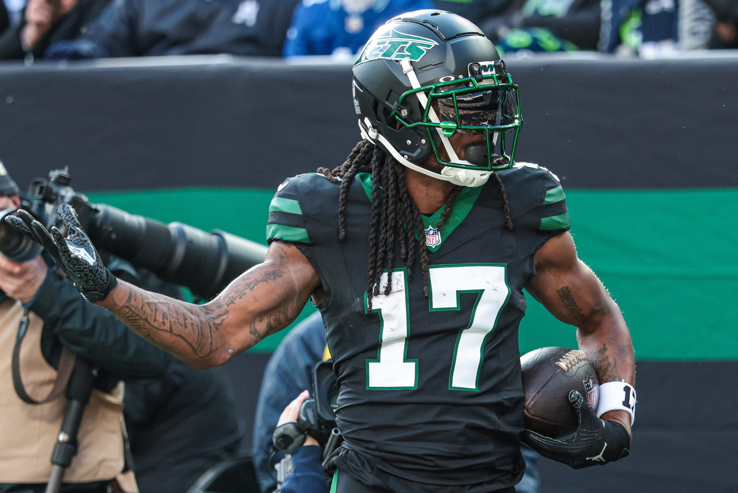 Davante Adams, Los Angeles Rams, NFL, Futbol, Transfer, Haberler, Aaron Rodgers, New York Jets, Las Vegas Raiders, Aaron Glenn, Darren Mougey, Geniş Alıcı, All-Pro, Sözleşme, Ticaret, Oyuncu Değişimi, Amerikan Futbolu
