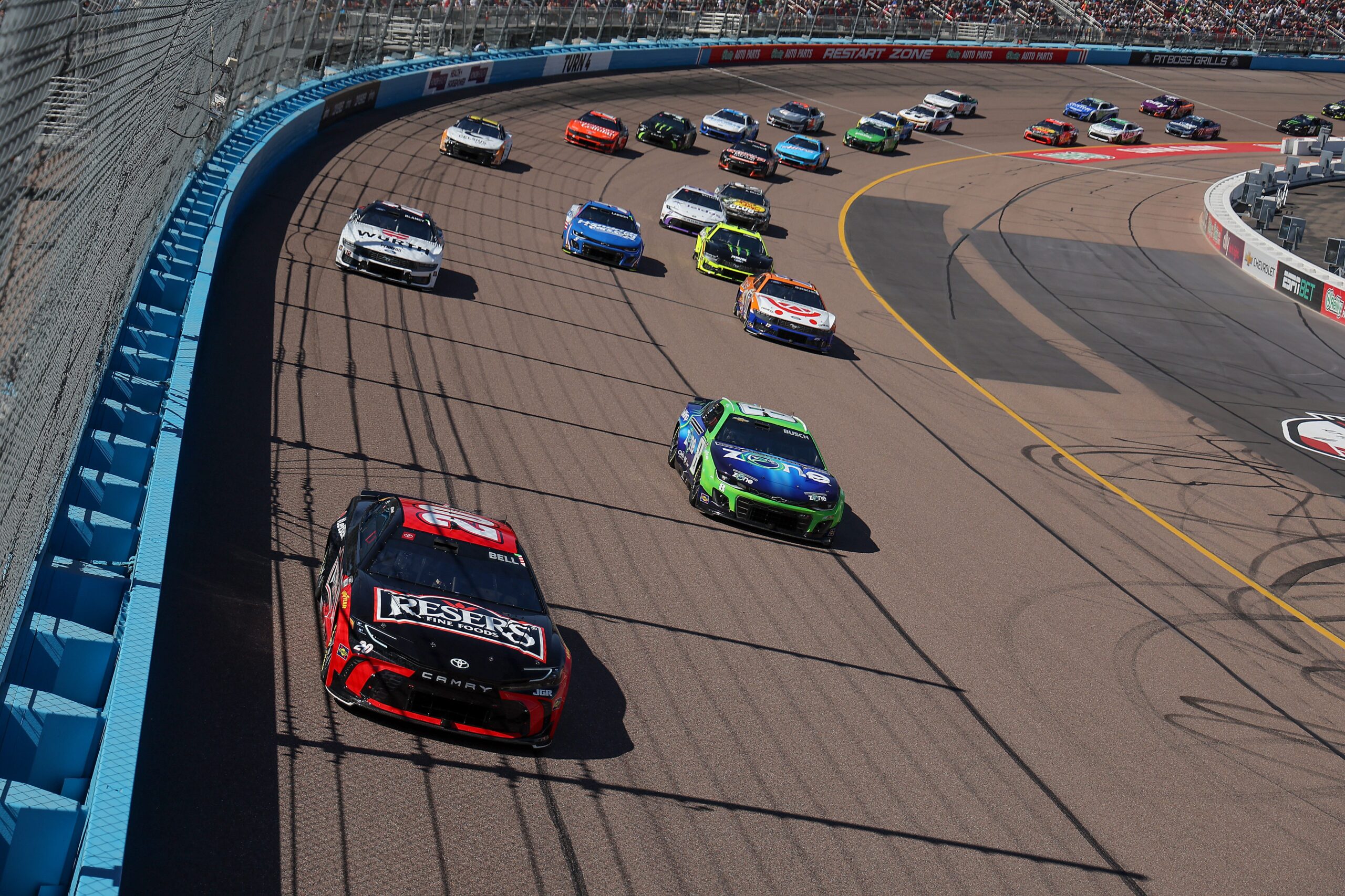 Christopher Bell, NASCAR, Phoenix Raceway, Shriners Childrens 500, Yarış, Zafer, Denny Hamlin, Kyle Larson, Joe Gibbs Racing, Hendrick Motorsports, Next Gen car, Kevin Harvick, Daytona 500, Josh Berry, Chris Buescher, William Byron, Joey Logano, Ty Gibbs, Kaza, Yarış Özeti, Sezon 2025, Motor Sporları, Otomobil Yarışı, Haberler, Sonuçlar
