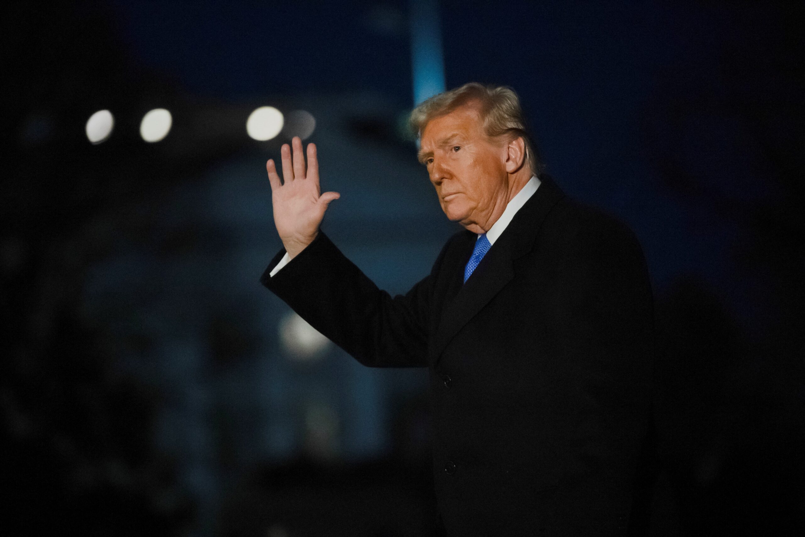 Here are some meta keywords in Turkish for the article, focusing on relevance and potential search terms:

Donald Trump, Elon Musk, Marco Rubio, Kabine Toplantısı, Beyaz Saray, Siyasi Çekişme, Hükümet Verimliliği Departmanı, USAID, Bütçe Kesintileri, Siyasi Haberler, Truth Social, Karoline Leavitt, Swapna Venugopal Ramaswamy, ABD Siyaseti, SpaceX, Tesla, SNL, Saturday Night Live, Marcello Hernandez, James Austin Johnson, kabine, siyaset, haberler
