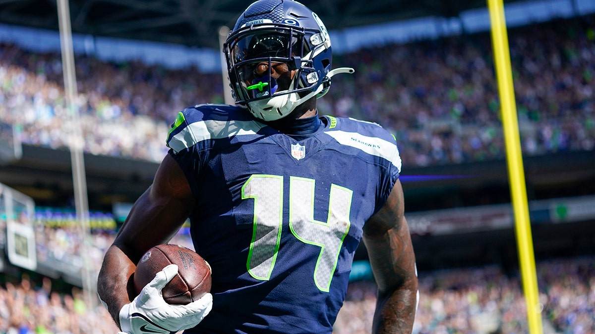 D.K. Metcalf, Pittsburgh Steelers, Seattle Seahawks, NFL, Ticaret, Transfer, Futbol, George Pickens, Geno Smith, John Schneider, Mike Tomlin, Justin Fields, Russell Wilson, Kontrat, Sözleşme, Oyuncu Takası, Spor Haberleri, ESPN, Fox News, Kenneth Walker III, Zach Charbonnet, Jaxson Smith-Njigba
