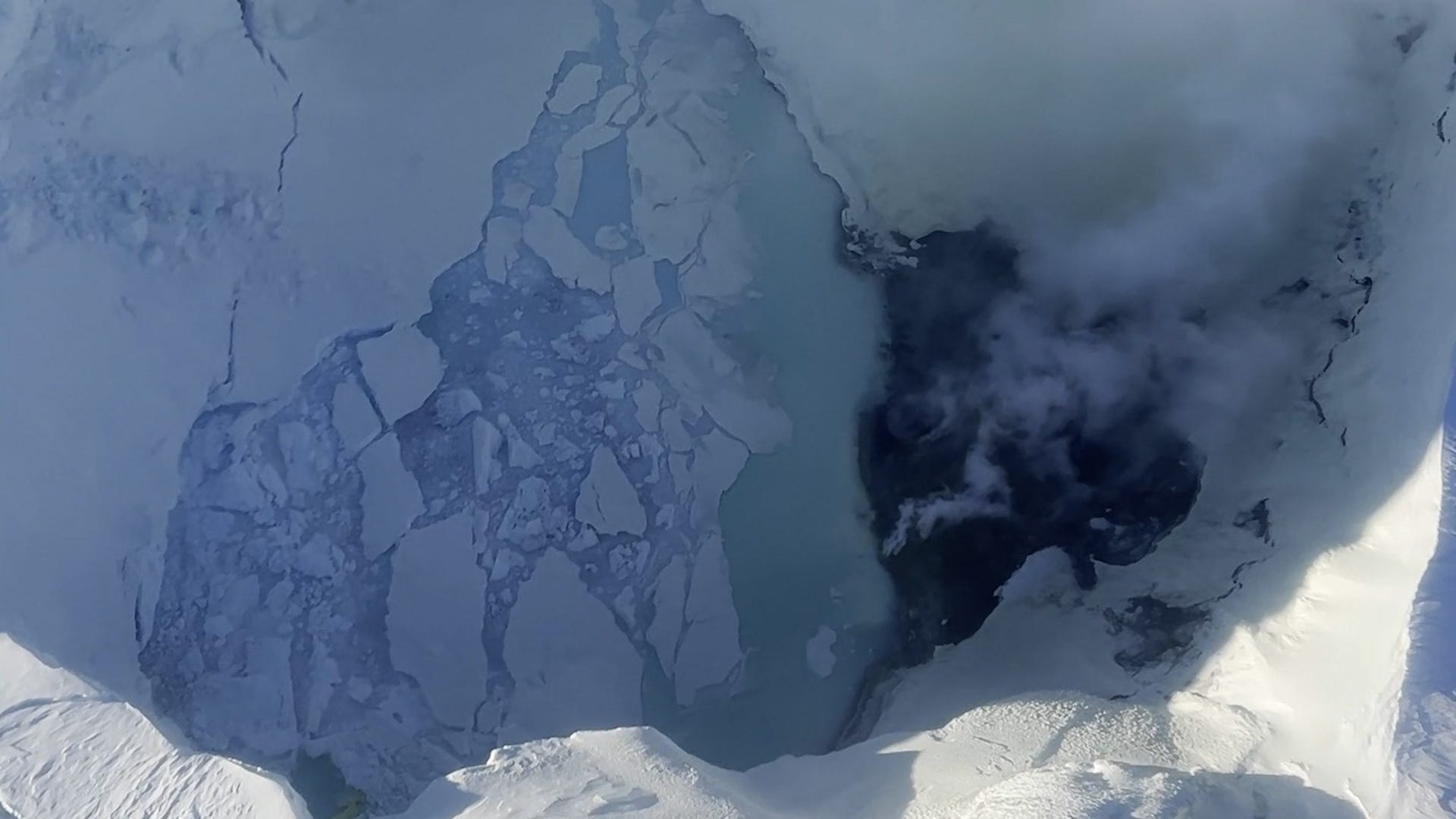 Alaska, yanardağ, Mount Spurr, patlama, volkanik aktivite, sismik aktivite, gaz emisyonları, ABD Jeoloji Araştırmaları Kurumu, Alaska Yanardağ Gözlemevi, alarm, Anchorage, hava trafiği, Aleutian Adaları, Pasifik Okyanusu, Bering Denizi, Ateş Çemberi, krater zirvesi, lav, volkanik gaz, buhar bacaları, kül bulutu, deprem, yer deformasyonu, magma, buzul, hidrotermal olaylar, erime, volkan, volkanik patlama
