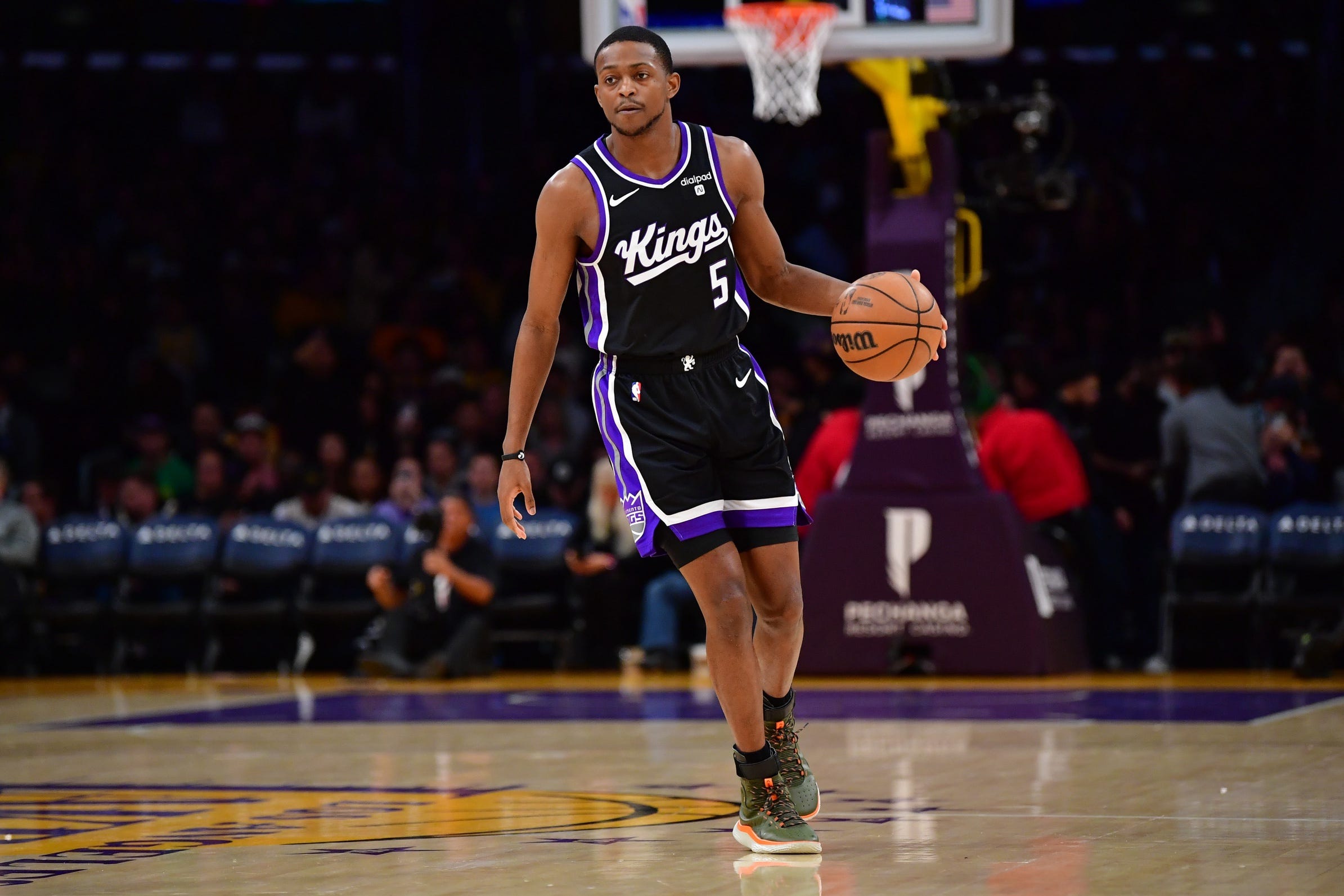 San Antonio Spurs, De'Aaron Fox, Victor Wembanyama, Gregg Popovich, NBA, sakatlık, ameliyat, transfer, Sacramento Kings, Chicago Bulls, kontrat, basketbol, 2025-26 sezonu, derin ven trombozu, beşinci parmak, ekstansör tendon, Spurs haberleri
