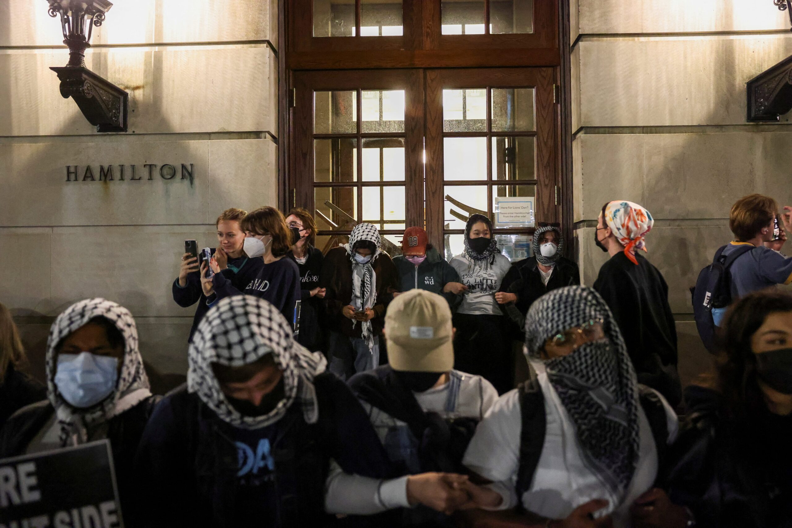 Columbia Üniversitesi, Filistin yanlısı protestolar, antisemitizm, Trump yönetimi, federal fonlar, disiplin politikaları, kabul süreçleri, Orta Doğu Çalışmaları, Güney Asya Çalışmaları, Afrika Çalışmaları, akademik kayyum, Hamilton Hall, öğrenci protestoları, İsrail-Hamas savaşı, Gazze, Filistinli öğrenci, Mahmoud Khalil, sınır dışı, ifade özgürlüğü, üniversite cezaları, Grant Miner, öğrenci sendikası, Birleşik Otomobil İşçileri
