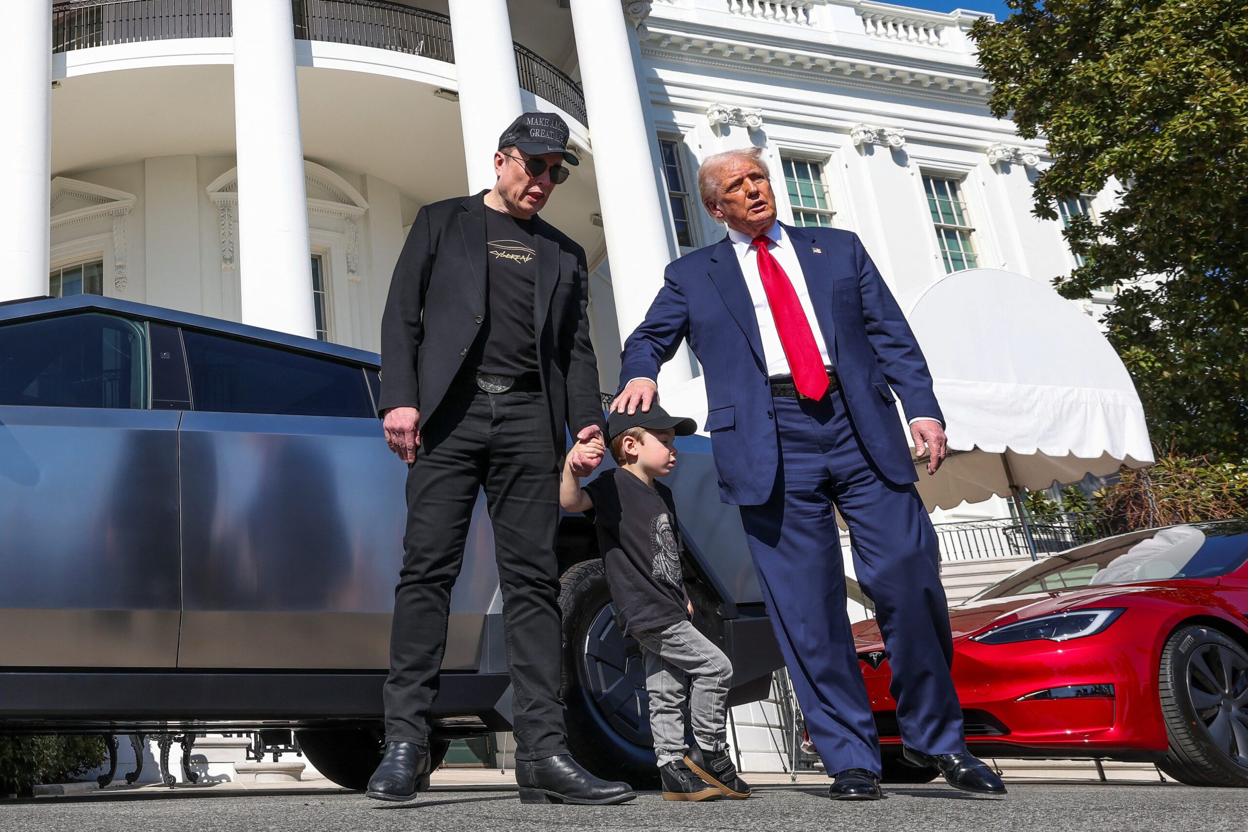 Tesla, Elon Musk, Donald Trump, sol görüş, şiddet, vandalizm, elektrikli araçlar, iklim değişikliği, çevre politikaları, Biden yönetimi, vergi teşvikleri, hükümet borcu, iç terörizm
