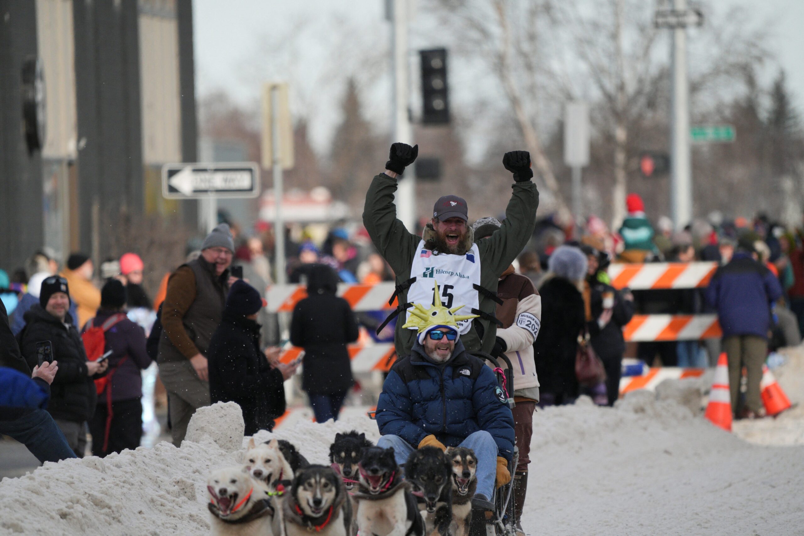 Iditarod, Kızak Köpeği Yarışı, Jessie Holmes, Alaska, Nome, Life Below Zero, Daniel Klein, köpek ölümü, yarış galibi, ödül parası, kış sporları, uzun mesafe yarışı, en zorlu yarış, 2024 Iditarod, kar eksikliği, yarış rotası, reality TV yıldızı, kızak köpeği takımı
