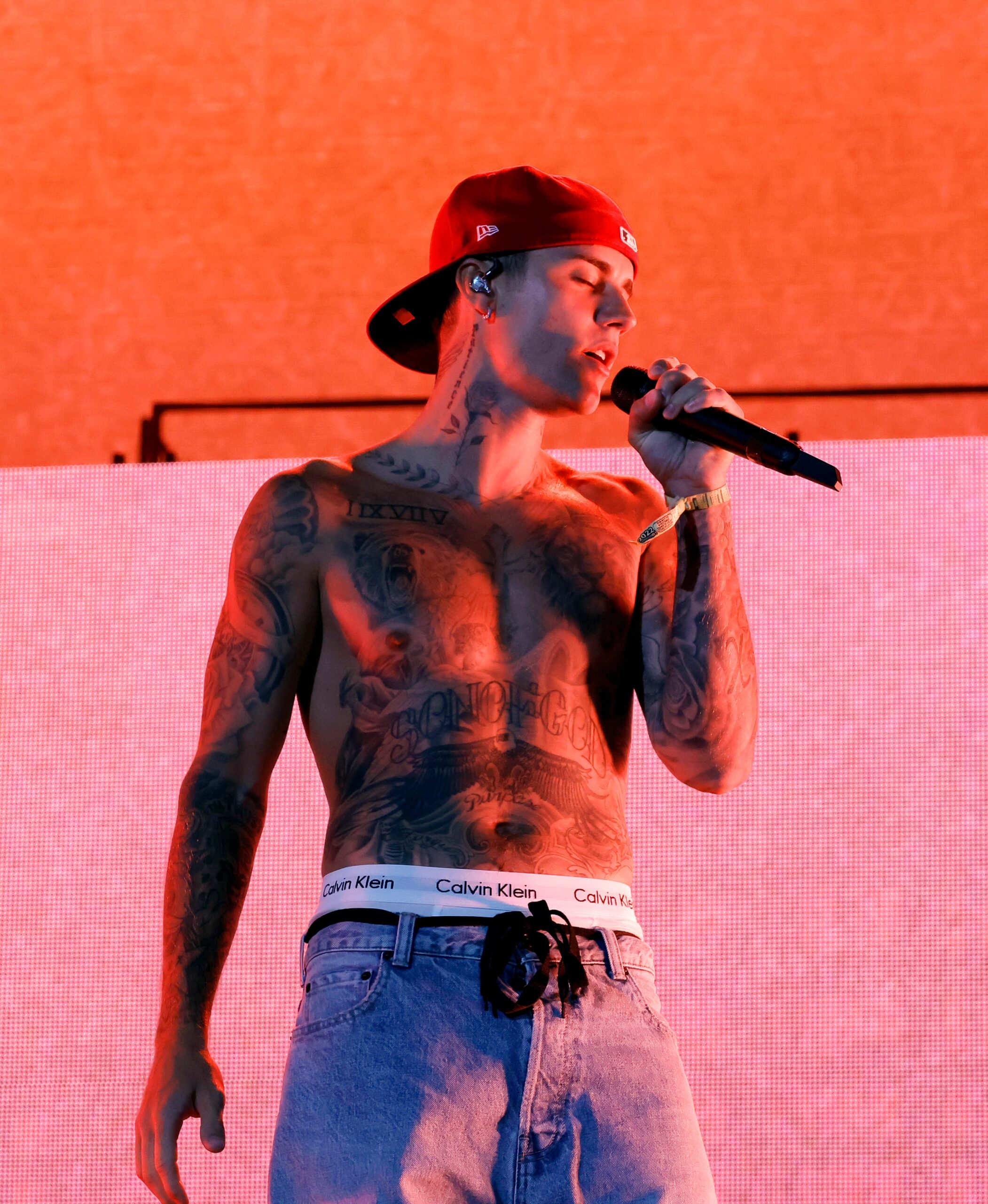 Justin Bieber, Instagram, ünlü, imposter sendromu, zihinsel sağlık, duygusal kırılganlık, Ramsay Hunt sendromu, sağlık sorunları, Hailey Bieber, evlilik, şöhret, müzik, pop yıldızı, itiraf, kişisel mücadeleler, hayranlar, sosyal medya, kişisel gelişim, özgüven, gençlik, şarkıcı-söz yazarı, kırılganlık, kendini beğenmişlik, yetersizlik hissi, değersizlik hissi, ünlülerin hayatı, ünlülerin psikolojisi, dijital kültür, sosyal medya kullanımı, kişisel marka, ruh sağlığı farkındalığı, kişisel itiraflar, sosyal medya etkisi, duygusal destek, empati, müzik endüstrisi, popüler kültür, gençlik kültürü, şöhretin bedeli, Justin Bieber'ın itirafları, genç idoller, mental sağlık bilinci, pop müzik, modern toplum, psikolojik sorunlar

