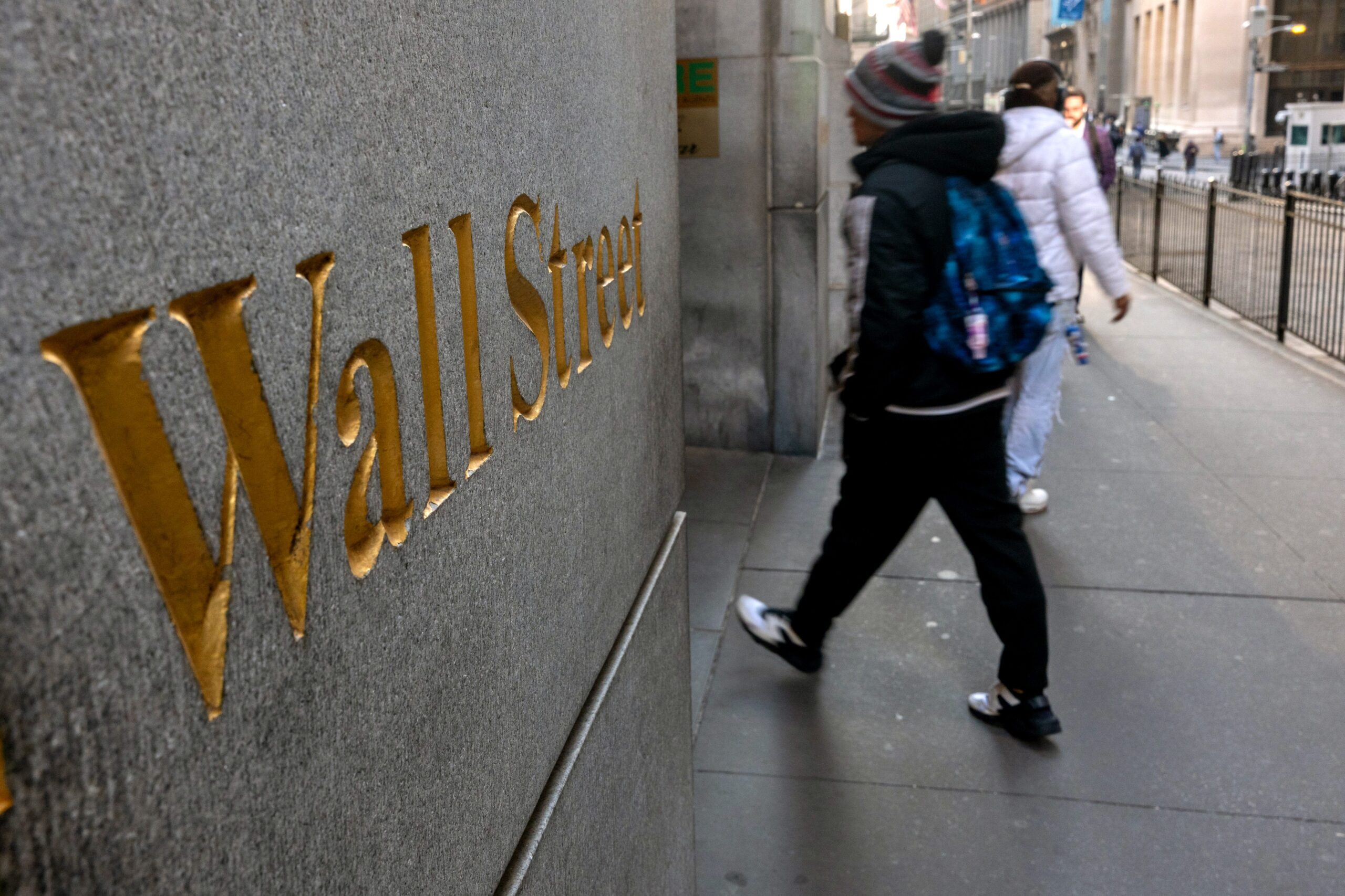 hisse senedi piyasası, düşüş, Trump tarifeleri, ekonomik etki, S&P 500, Dow Jones, Nasdaq, 401(k), emeklilik, yatırım stratejisi, CFRA Research, Sam Stovall, tüketici güveni, perakende, resesyon, Kanada, çelik, alüminyum, ticaret anlaşmazlığı, Ryan Detrick, Carson Group, hisse senedi piyasası satışı, portföy, çeşitlendirme, altın, tahvil, nakit, emlak, varlık dağılımı, federal çalışanlar, Karoline Leavitt
