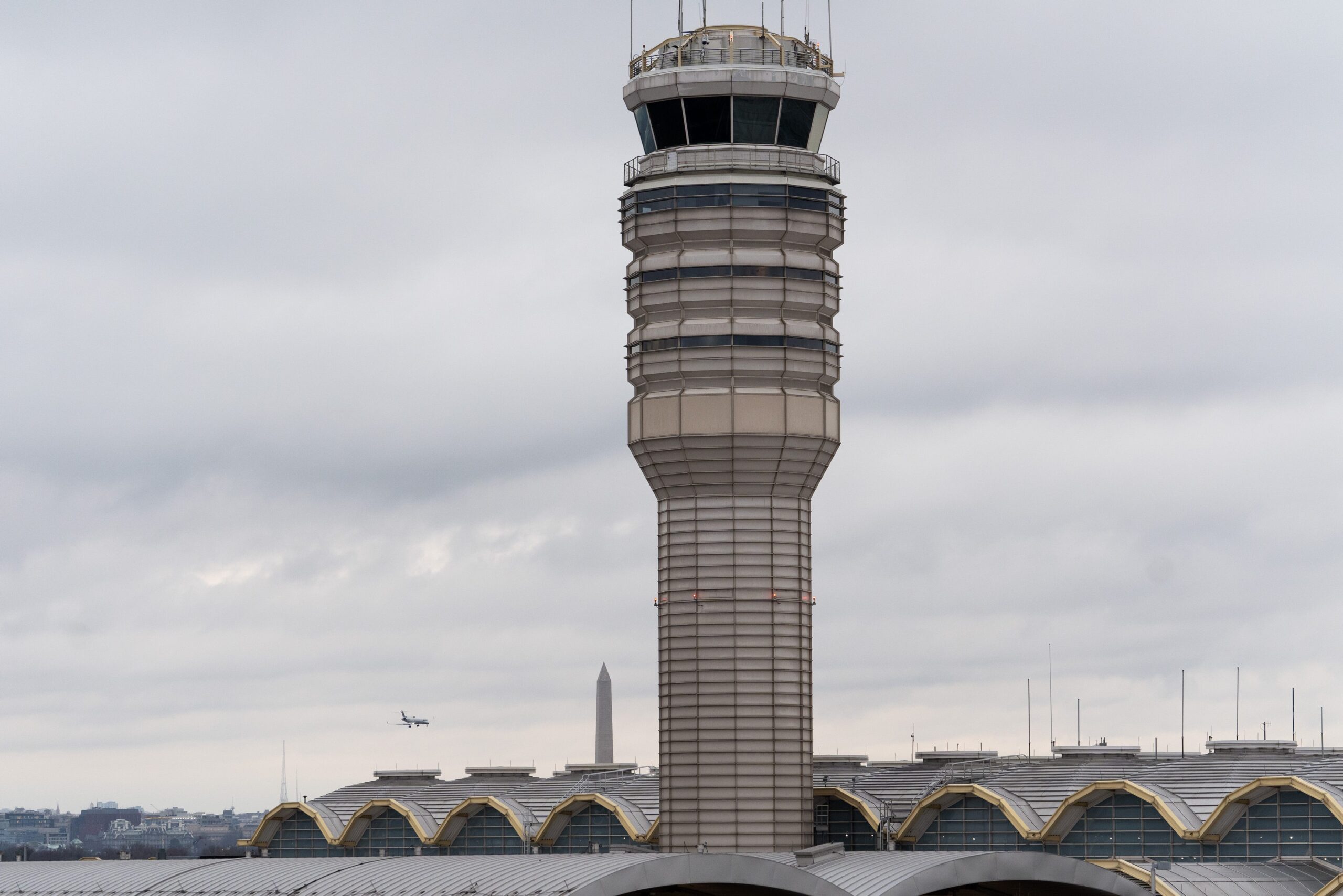FAA, havacılık güvenliği, hava trafik kontrol, işten çıkarmalar, personel eksikliği, Ulaştırma Bakanlığı, Elon Musk, David Spero, uçuş gecikmeleri, havayolu şirketleri, Scott Kirby, Zach Wichter, USA TODAY, ABD uçuşları, uluslararası düzenlemeler
