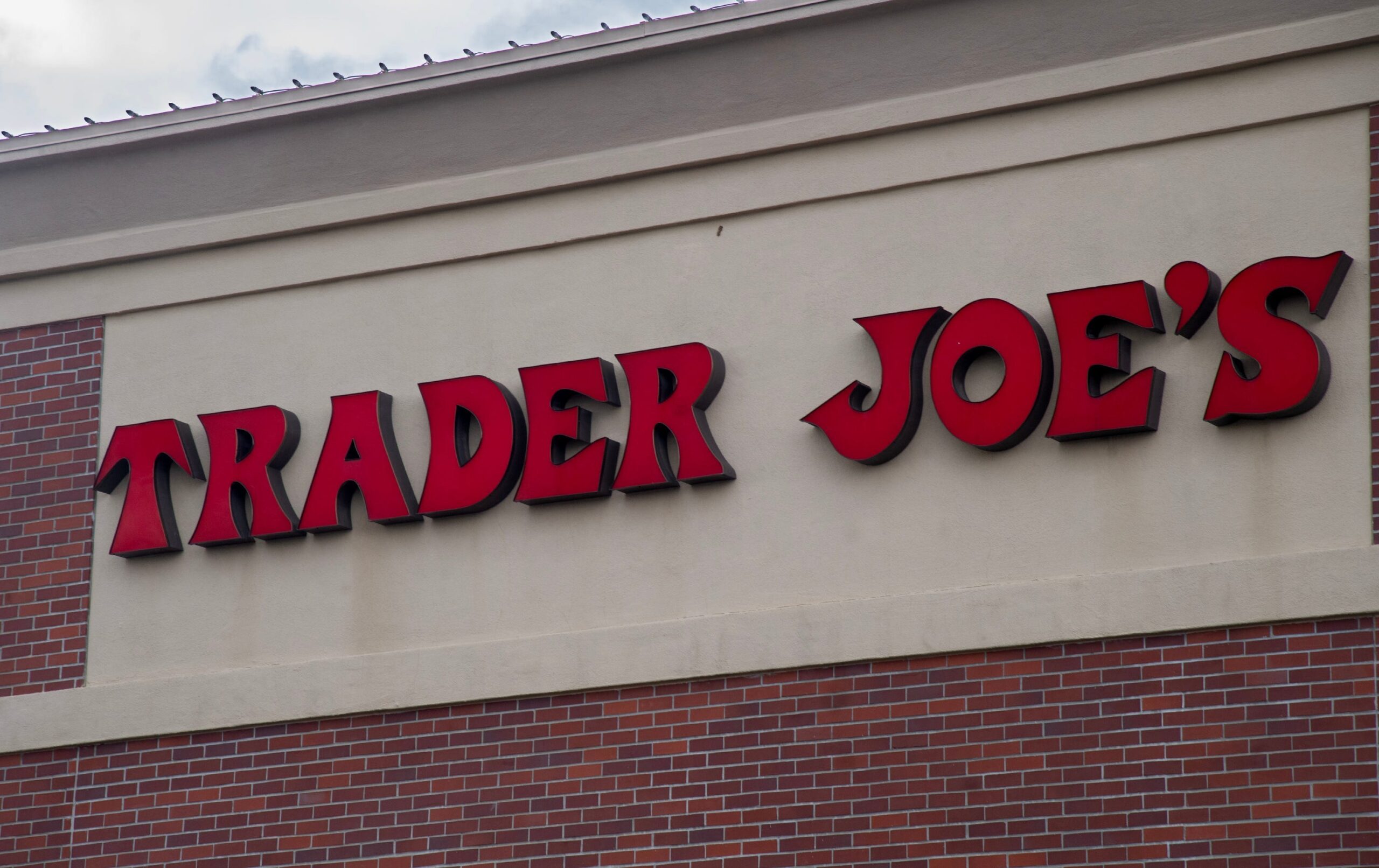 Trader Joe's, geri çağırma, Gerolsteiner, doğal maden suyu, köpüklü su, şişe, kırılma, güvenlik, yara tehlikesi, tüketici, ABD, para iadesi, gönüllü geri çağırma, gıda geri çağırma, lot kodu, Trader Joe's müşteri ilişkileri, Natalie Neysa Alund
