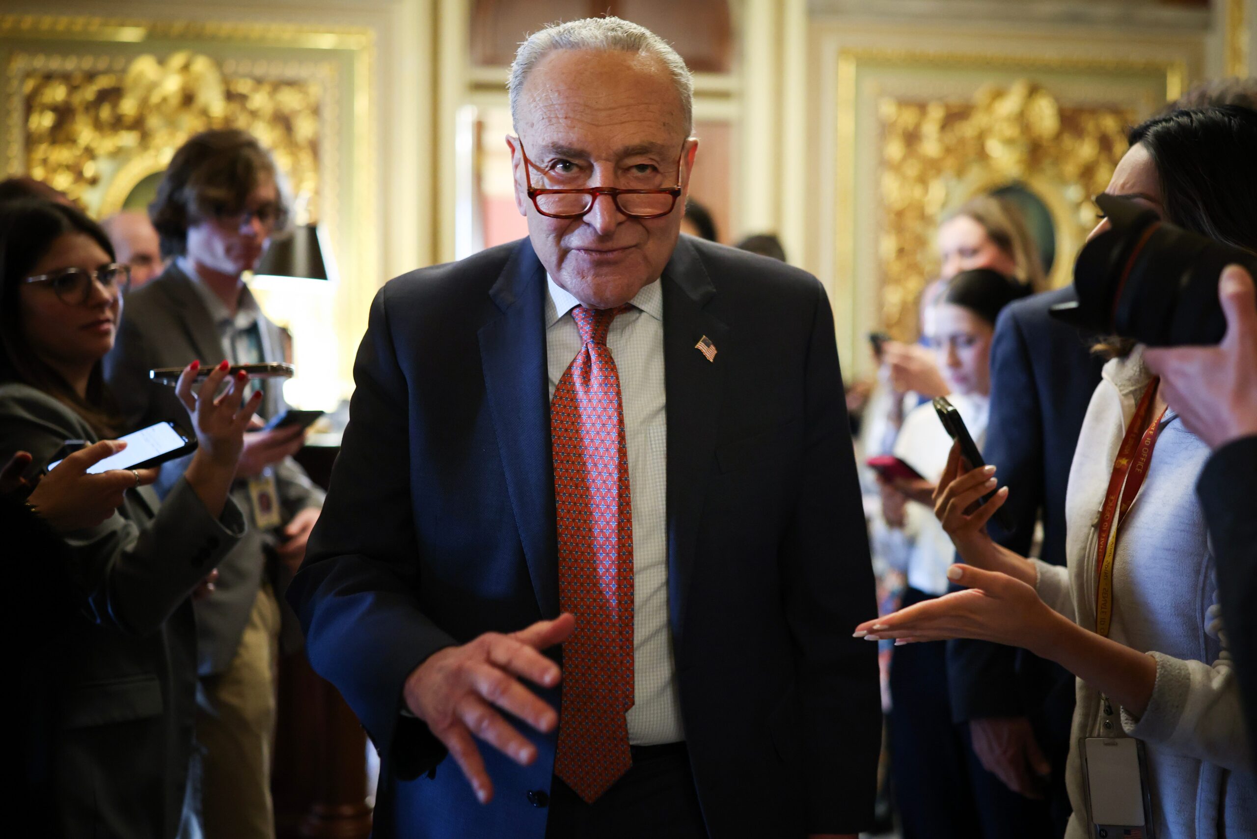 Chuck Schumer, Donald Trump, hükümetin kapanması, Demokratlar, Cumhuriyetçiler, ABD hükümeti, bütçe uzatması, politik analiz, Sara Pequeño, ABD Senatosu, Alexandria Ocasio-Cortez, Elon Musk, siyasi direnç, sosyal güvenlik, Medicare, Medicaid, federal iş gücü, kültür savaşları, ekonomik durgunluk, ABDUSA TODAY
