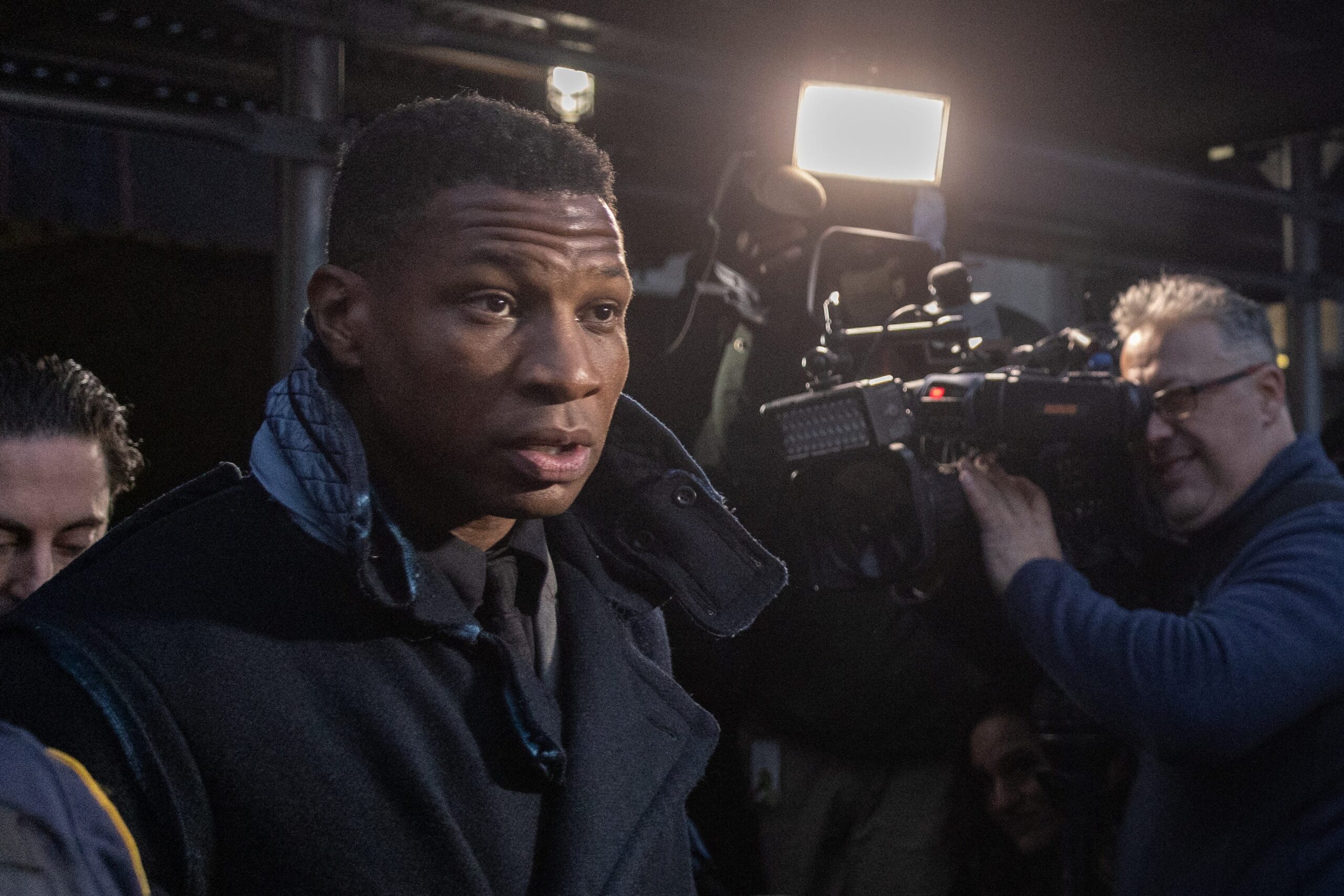 Jonathan Majors, Grace Jabbari, davalar, aile içi şiddet, Hollywood, itibar, film, Magazine Dreams, Creed, Michael B. Jordan, Meagan Good, destek, kariyer, rehabilitasyon, çocukluk istismarı, ruh sağlığı, hesap verebilirlik, Maura Hooper, Whoopi Goldberg, Matthew McConaughey, yargılama, hüküm, denetimli serbestlik, röportaj, geri dönüş, oyunculuk, endüstri, affetme, kurtuluş
