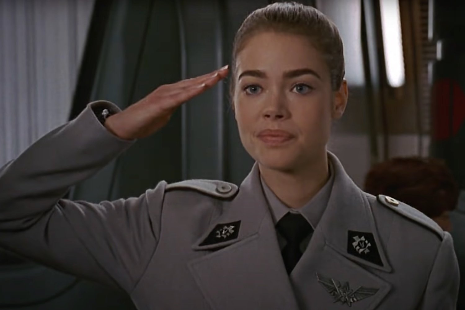 Starship Troopers, Neill Blomkamp, Paul Verhoeven, Robert Heinlein, bilim kurgu, yeniden yapım, uyarlama, District 9, Helldivers 2, Hollywood, Columbia Pictures, bilim kurgu filmleri, faşizm, askeri-endüstriyel kompleks, hiciv, Neil Patrick Harris, Denise Richards, Michael Ironside, uzay böcekleri, şiddet, RoboCop, Alien, sinema, film, haber, yorum, analiz, tartışma, 