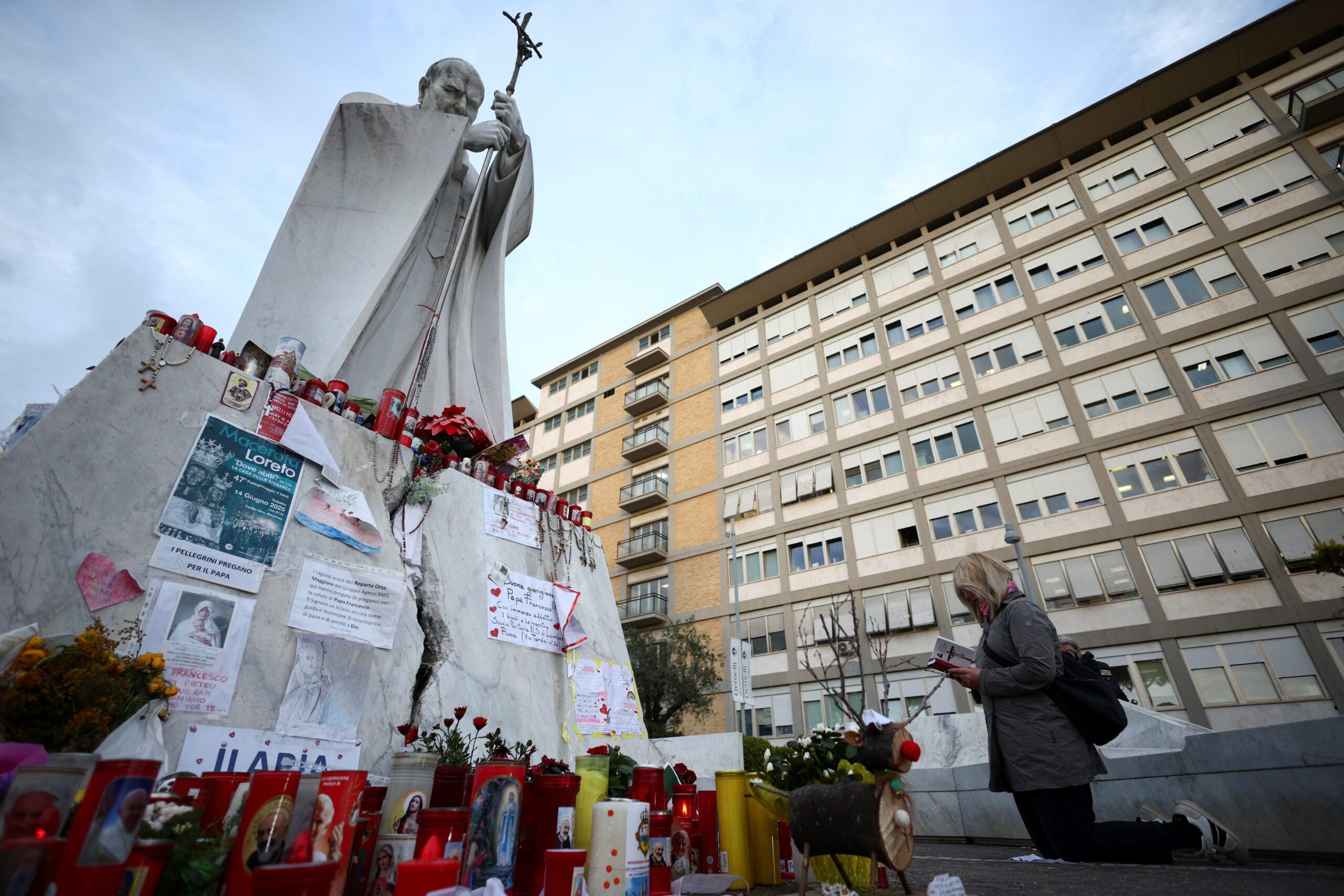 Papa Franciscus, Gemelli Hastanesi, Vatikan, pnömoni, tedavi, sağlık durumu, din adamı, Katolik Kilisesi, ruhani lider, hastane, iyileşme, prognoz, ilaç tedavisi, Aziz Petrus Meydanı, dua, İspanyolca, ses kaydı
