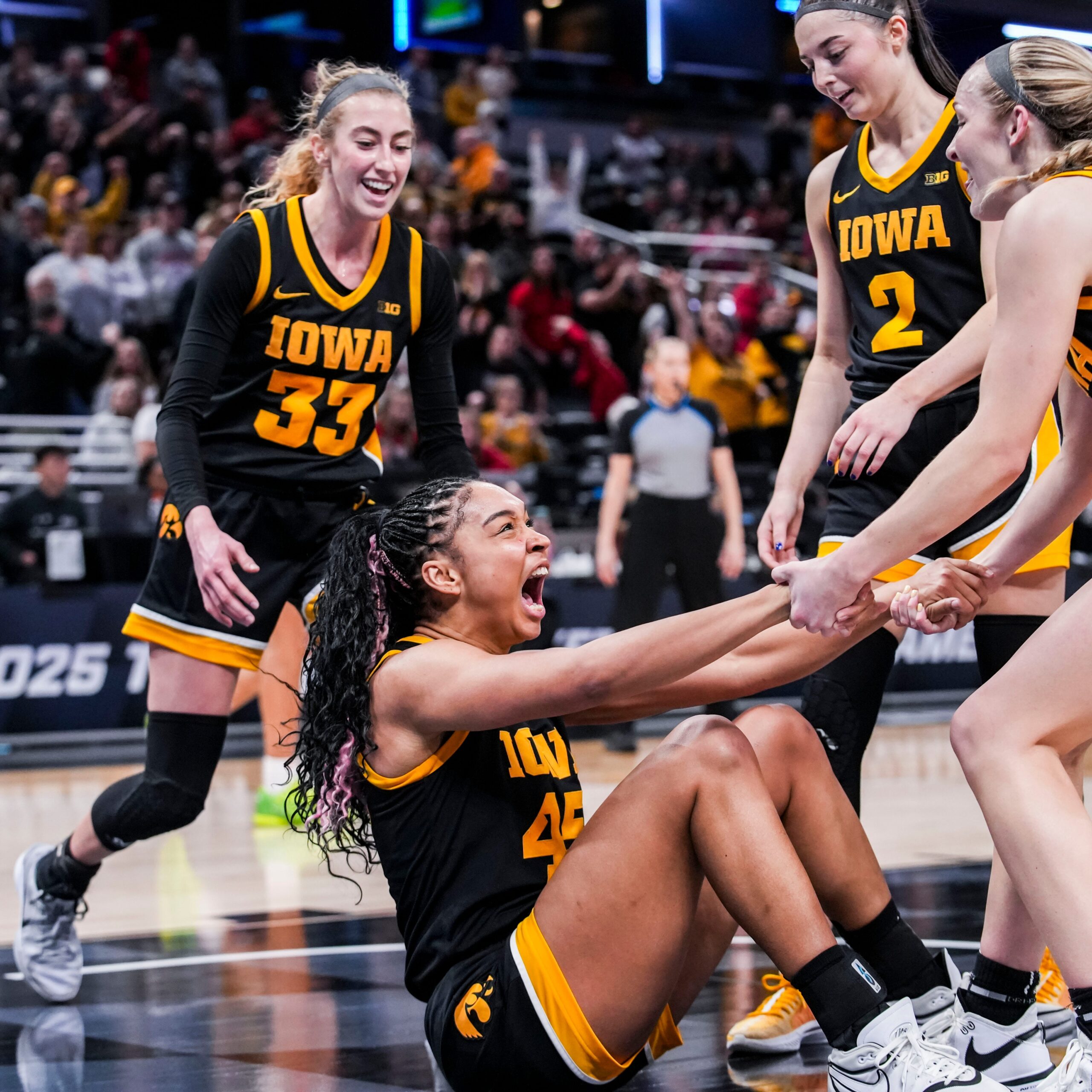 Kadınlar Kolej Basketbolu, NCAA Turnuvası, Kadınlar Basketbolu, March Madness, Seçim Komitesi, Konferans Turnuvaları, Takım Sıralamaları, Turnuva Tahminleri, Paige Bueckers, UConn, LSU, Aneesah Morrow, Flau'jae Johnson, Arkansas State, George Mason, Notre Dame, Tennessee, Basketbol Analizi, Spor Haberleri
