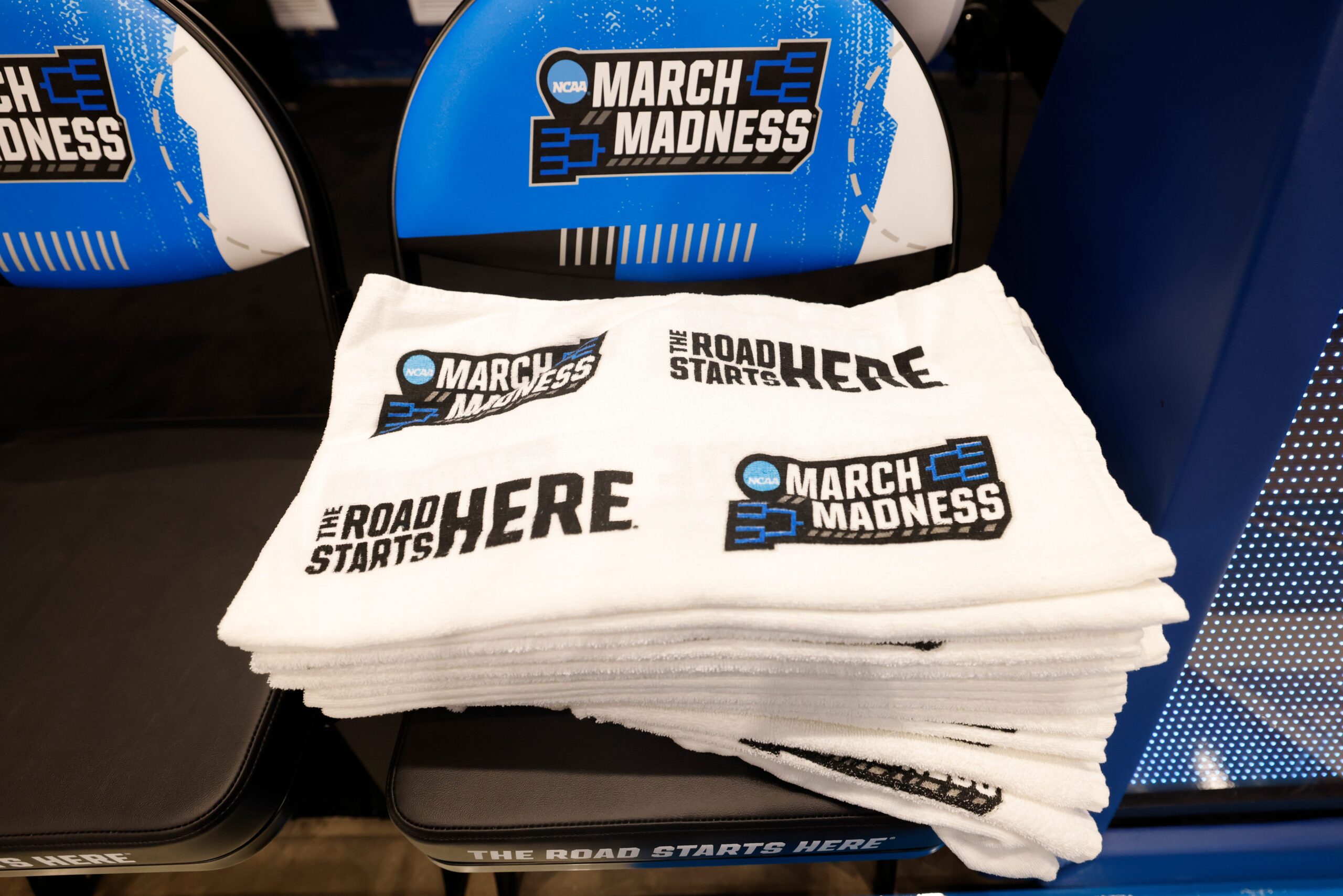 Here are some Turkish meta keywords for the article, focusing on search terms a Turkish speaker interested in the NCAA tournament would likely use:

NCAA Basketbol Turnuvası, Mart Çılgınlığı 2025, Erkekler NCAA Turnuvası, İlk Dört Maçı, Dayton Ohio, Bilet Fiyatları, Bilet Al, North Carolina Tar Heels, Texas Longhorns, Play-In Maçları, NCAA Biletleri, Basketbol Biletleri, NCAA Maç Takvimi, 2025 NCAA, NCAA Turnuva Eşleşmeleri, NCAA Canlı İzle, NCAA Sonuçları, NCAA Haberleri, Üniversite Basketbolu, Amerikan Basketbolu
