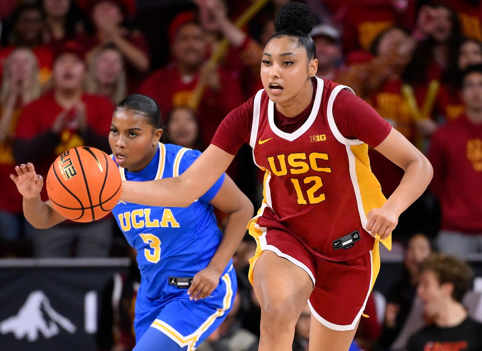 Kadın basketbolu, erkek basketbolu, kolej basketbolu, NCAA turnuvası, oyun kuralları, süreler, periyotlar, devreler, fauller, serbest atışlar, medya molası, James Naismith, Jay Bilas, Ken Pomeroy, kural değişiklikleri, basketbol formatı, farklılıklar, karşılaştırma, analiz
