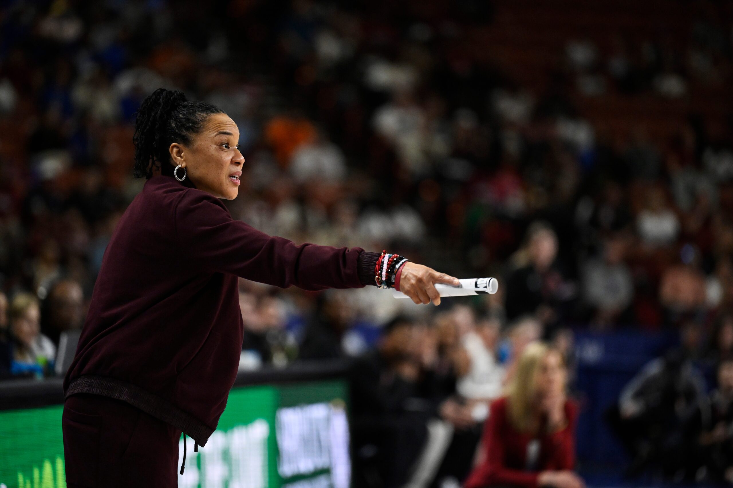 Rapper Plies, Dawn Staley, Güney Carolina Kadın Basketbolu, NCAA Turnuvası, Mücevher Zincir, Hediye, Destek, Kolej Basketbolu, Olivia Noni, Spor Medyası, Üniversite, Miami Üniversitesi, Final Four, Kahraman, Psalm 46:50, 2017, 2022, 2024
