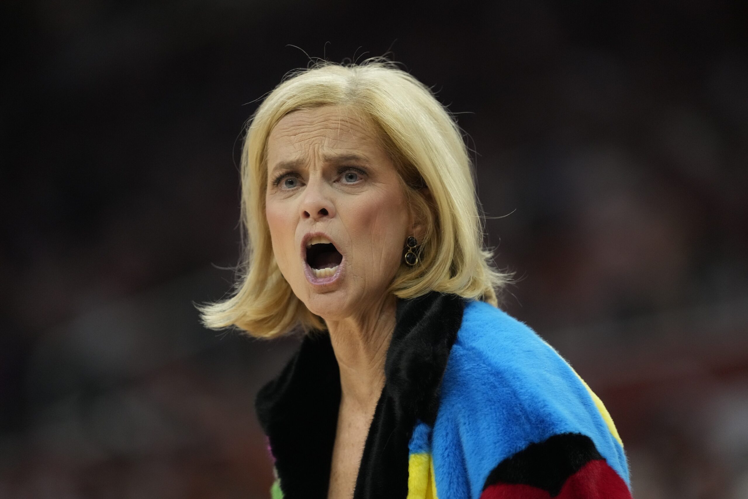 Kim Mulkey, LSU kadın basketbolu, moda, NCAA Turnuvası, giyim, kıyafet, Queen of Sparkles, Jamie Glas Odom, şampiyonluk, Caitlin Clark, Iowa, powder blue, mavi takım elbise, çiçekli ceket, basketbol, spor, LSU Tigers, March Madness, meta keywords

