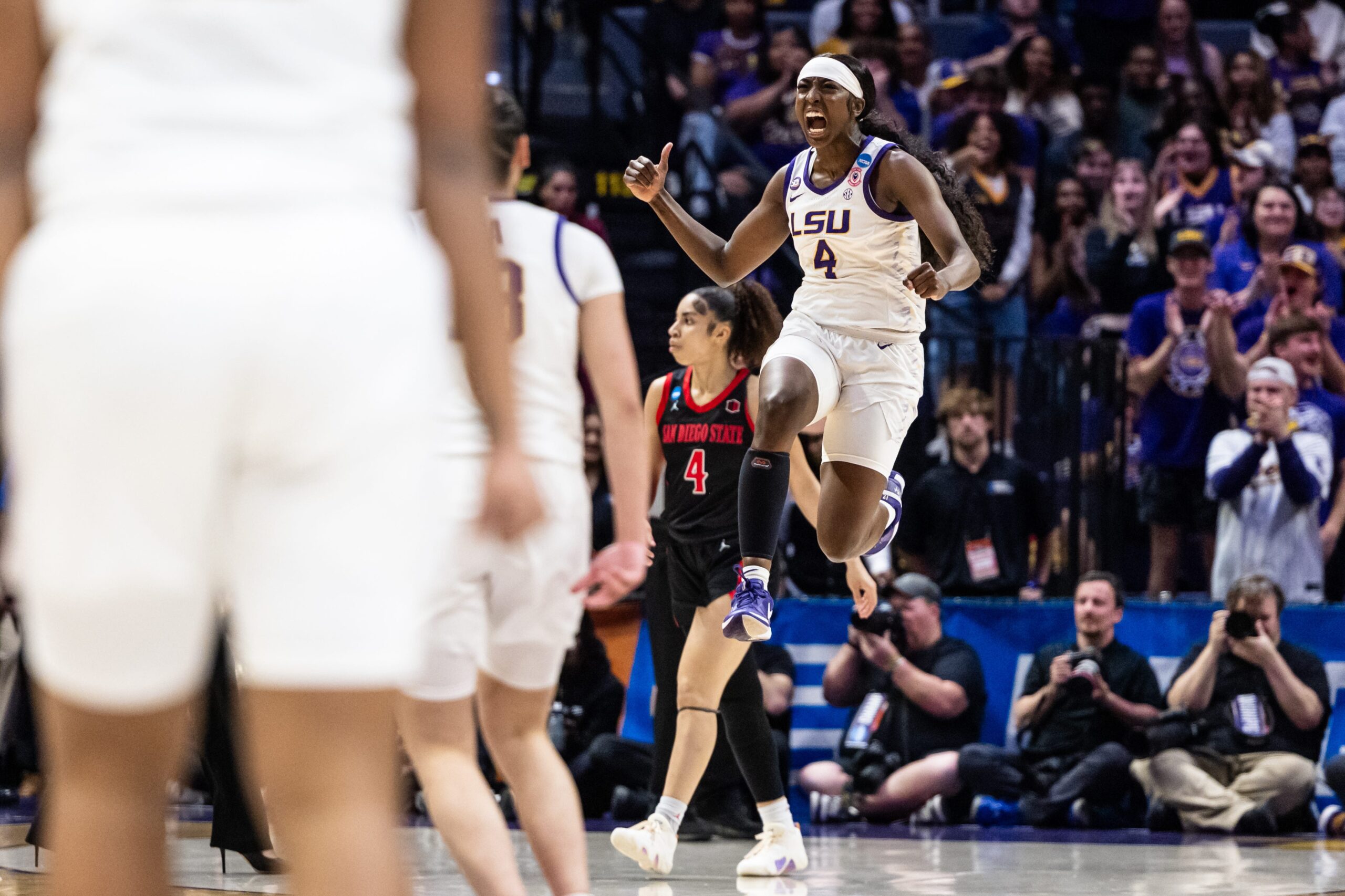 Flau'Jae Johnson, Aneesah Morrow, LSU, Kadınlar NCAA Turnuvası, San Diego State, sakatlık, çift haneli sayılar, basketbol, kolej basketbolu, spor, Nike x Hyperice boot, AP All-American, Florida State, Tatum Esparza
