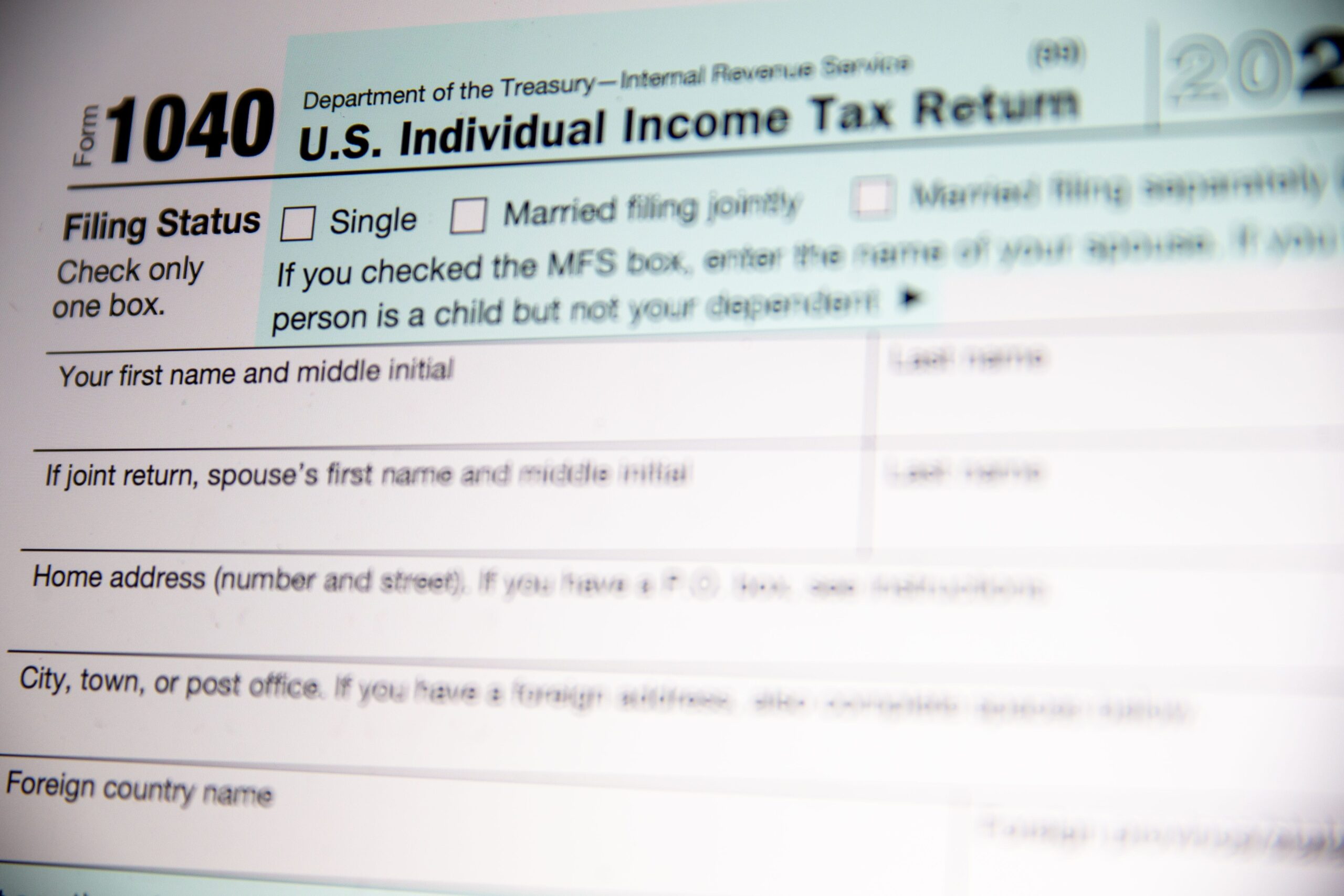 Vergi beyannamesi, Gen Z, vergi, vergi iadesi, IRS, vergi indirimleri, vergi kredileri, bağımlı, vergi uzmanı, TurboTax, vergi cezaları, vergi uzatması, IRS Direct File, vergi hataları, sosyal güvenlik numarası, vergi dönemi, genç yetişkinler, mali destek, vergi danışmanlığı, online vergi, vergi stresi
