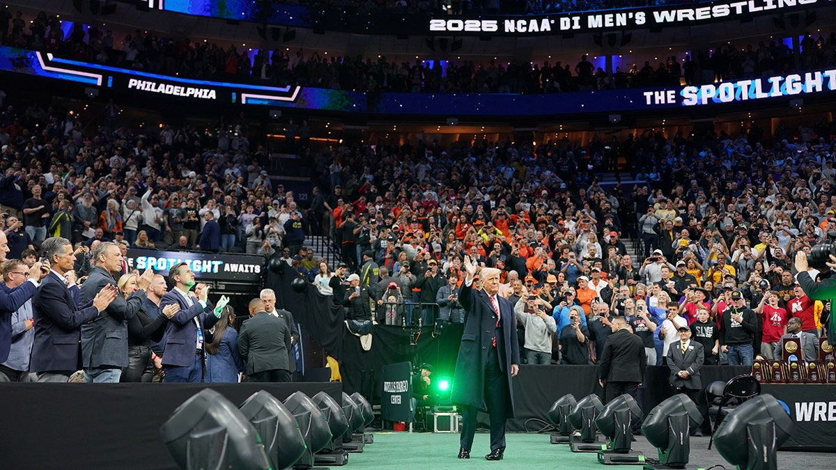 Donald Trump, NCAA Güreş Şampiyonası, Philadelphia, Spor Etkinlikleri, Elon Musk, Clay Travis, Karoline Leavitt, Linda McMahon, Jim Jordan, Dave McCormick, Penn State, Nebraska, Daytona 500, Super Bowl, Army-Navy Maçı, UFC 309, Jon Jones, Siyasi Ziyaret, Taraftar Tepkisi, Başkanlık Etkinlikleri, Güreş Şampiyonası, Spor Haberleri
