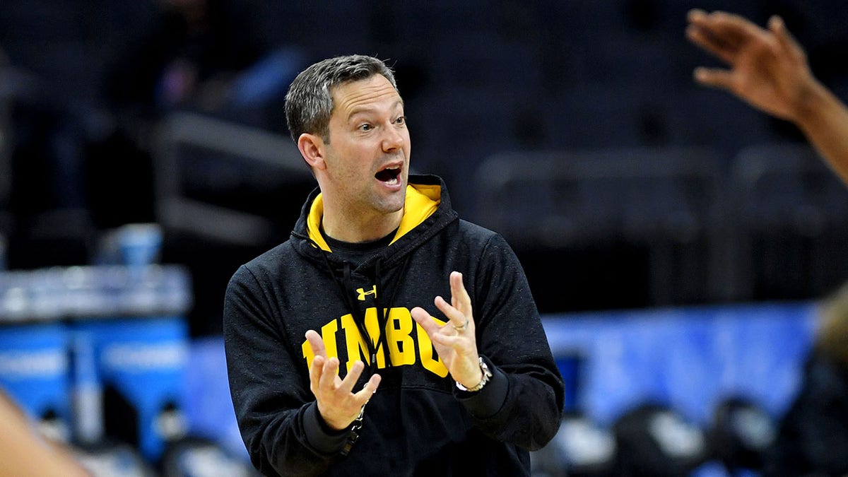 Virginia Basketbol, Ryan Odom, VCU, UMBC, Tony Bennett, NCAA Basketbol, March Madness, Basketbol Koçu, Virginia Cavaliers, Basketbol Transferi, Kolej Basketbolu, Basketbol Haberleri
