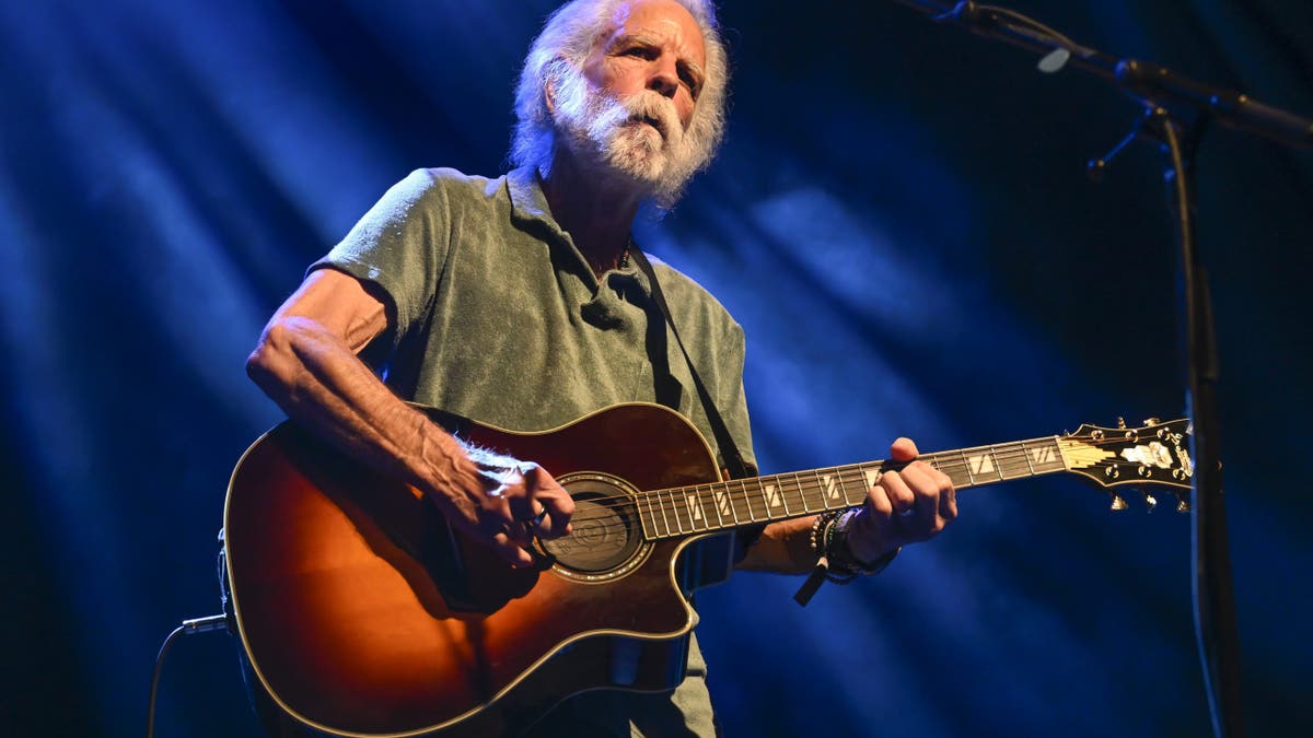 Bob Weir, Grateful Dead, Phil Lesh, Jerry Garcia, ölüm, müzik, efsanevi rock grubu, Bob Weir röportajı, Dead & Company, müzisyen ölümü, Phil Lesh ölümü, Jerry Garcia ölümü, müzik grubu, Bob Weir sağlık durumu, Grateful Dead 60. yıl dönümü, Dead & Company Sphere gösterileri, Bob Weir Vegas, Bob Weir yaşlılık, Grateful Dead yeniden birleşme, Grateful Dead tarihçesi, müzik mirası, Bob Weir müzik, konser, müzik grubu üyeleri, bas gitar, davulcu, grup iletişim, müzik dili, Phil Lesh Instagram, Grahame Lesh, The Warlocks
