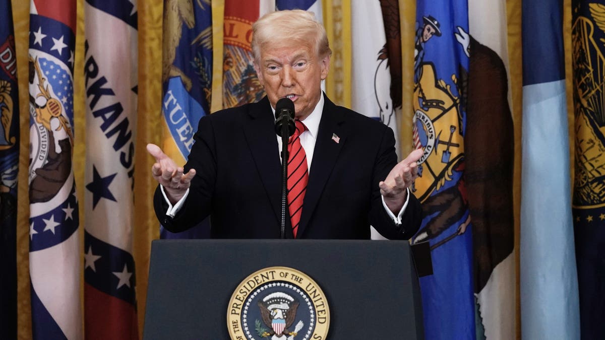 Başkan Donald Trump, Eğitim Bakanlığı, yürütme emri, onay oranı, Fox News, ulusal anket, siyasi kutuplaşma, bağımsızlar, ekonomi, enflasyon, tarifeler, Daron Shaw.
