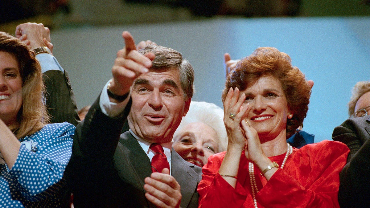 Kitty Dukakis, Michael Dukakis, ölüm, vefat, haberler, Massachusetts, first lady, siyaset, seçimler, 1988, başkanlık seçimi, John Dukakis, demans, Brookline, electroconvulsive therapy, bağımlılık, diyet hapları, alkol, Yahudi, Ellis Dickson, Boston Symphony Orchestra, Boston Pops, Jane Goldberg Dickson, U.S. Holocaust Memorial Museum, Jimmy Carter, George H.W. Bush, Bernard Shaw, ölüm cezası, röportaj, sağlık, akıl sağlığı, aile, cenaze, başsağlığı.
